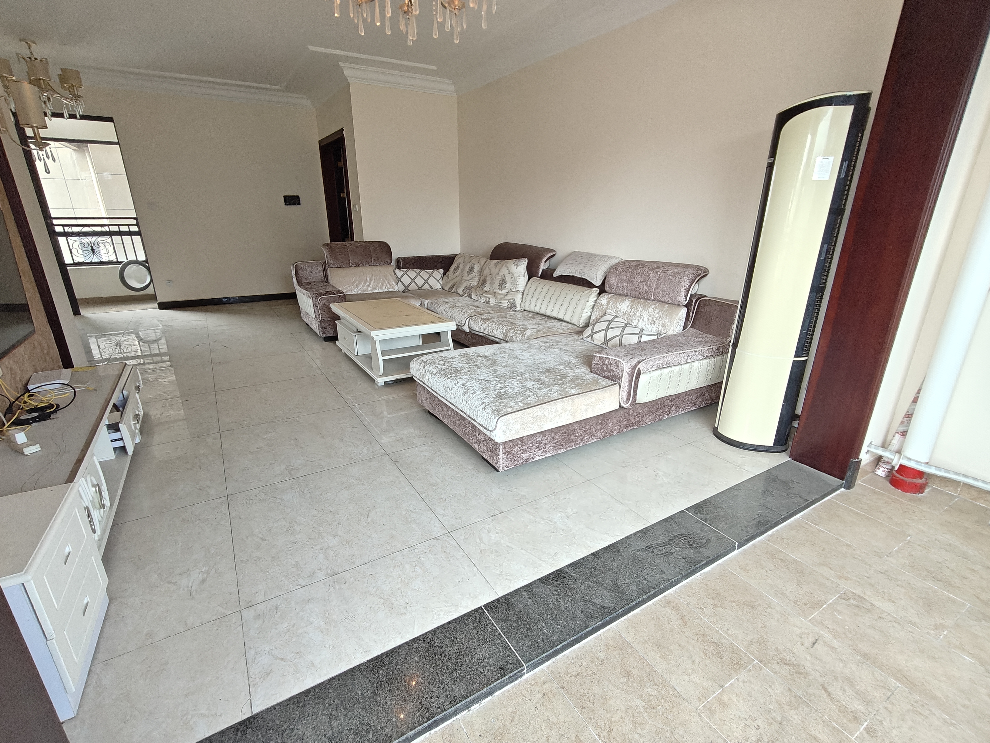 恒大华府 3室2厅2卫 1600.0元/月 恒大华府 3室2厅2卫 1600.0元/月室内图