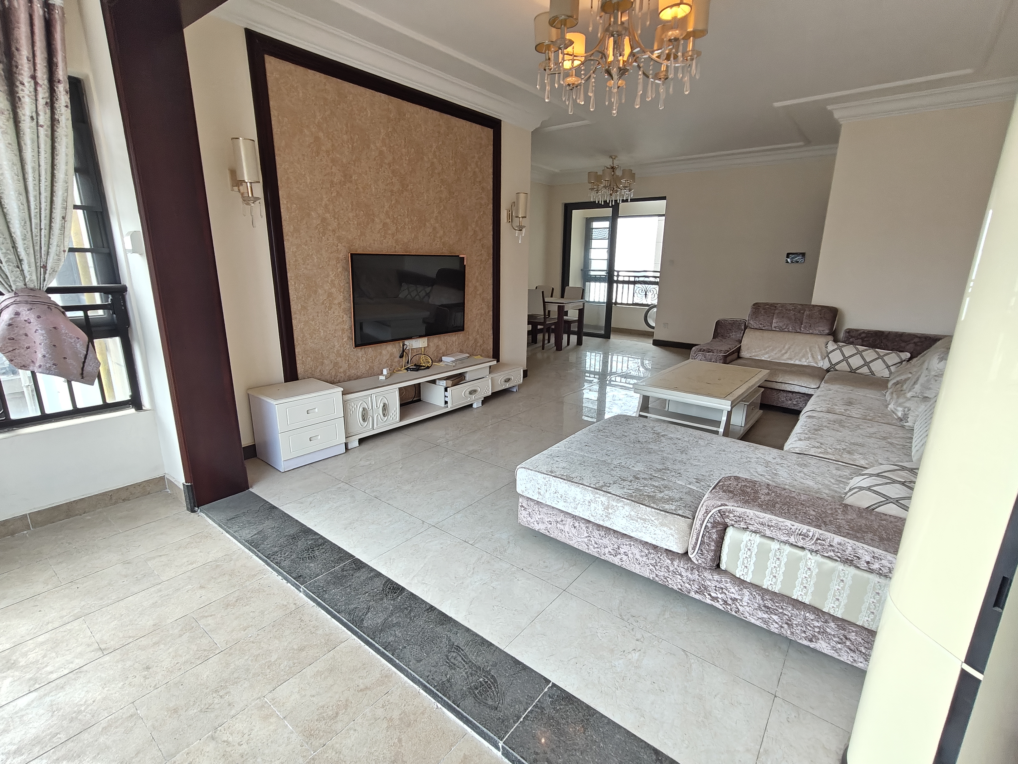 恒大华府 3室2厅2卫 1600.0元/月 恒大华府 3室2厅2卫 1600.0元/月室内图