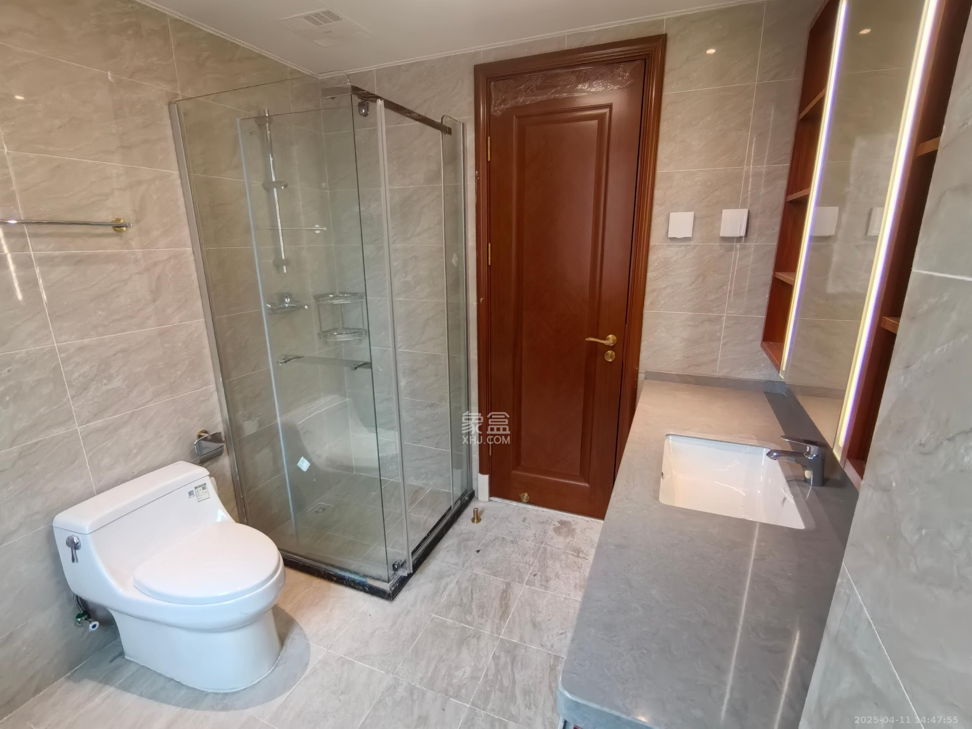 恒大华府 5室2厅2卫 83.0万 恒大华府 5室2厅2卫 83.0万客厅