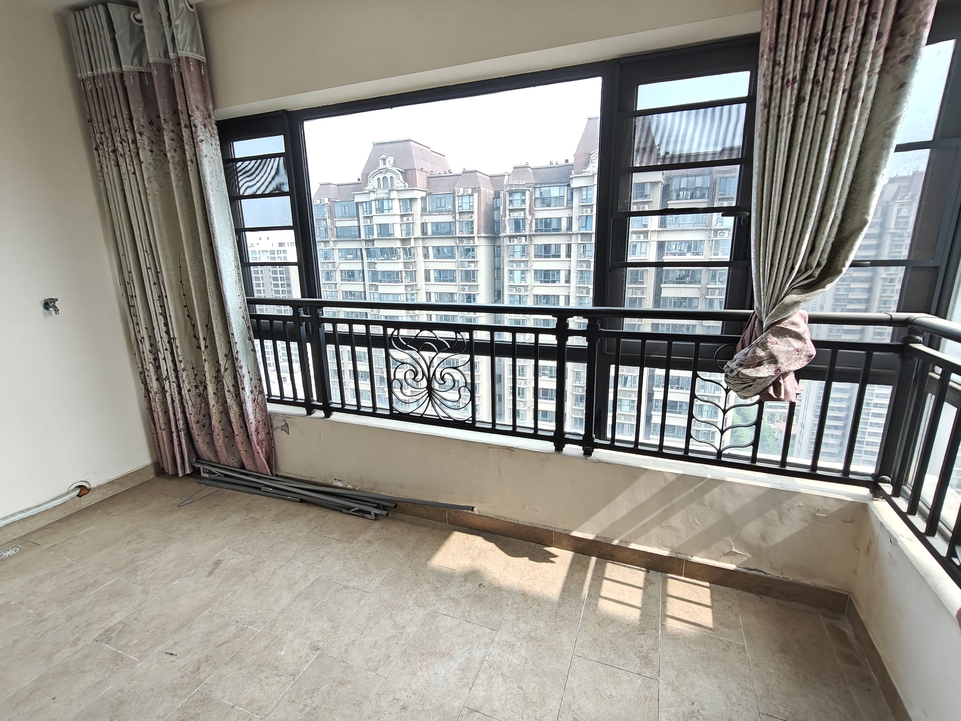 恒大华府 3室2厅2卫 1600.0元/月 恒大华府 3室2厅2卫 1600.0元/月室内图