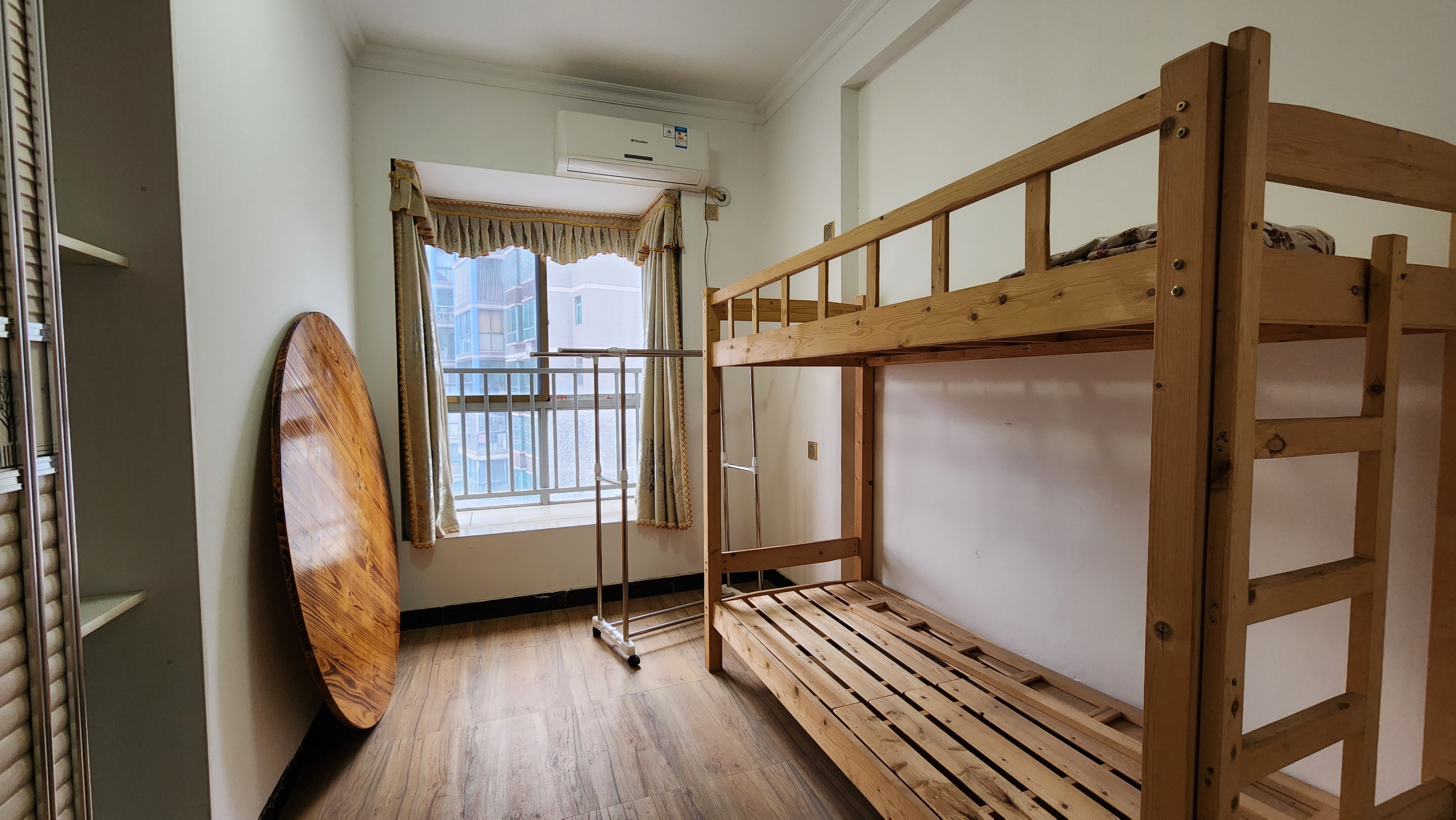 峰邸壹号  3室2厅2卫   1800.00元/月室内图