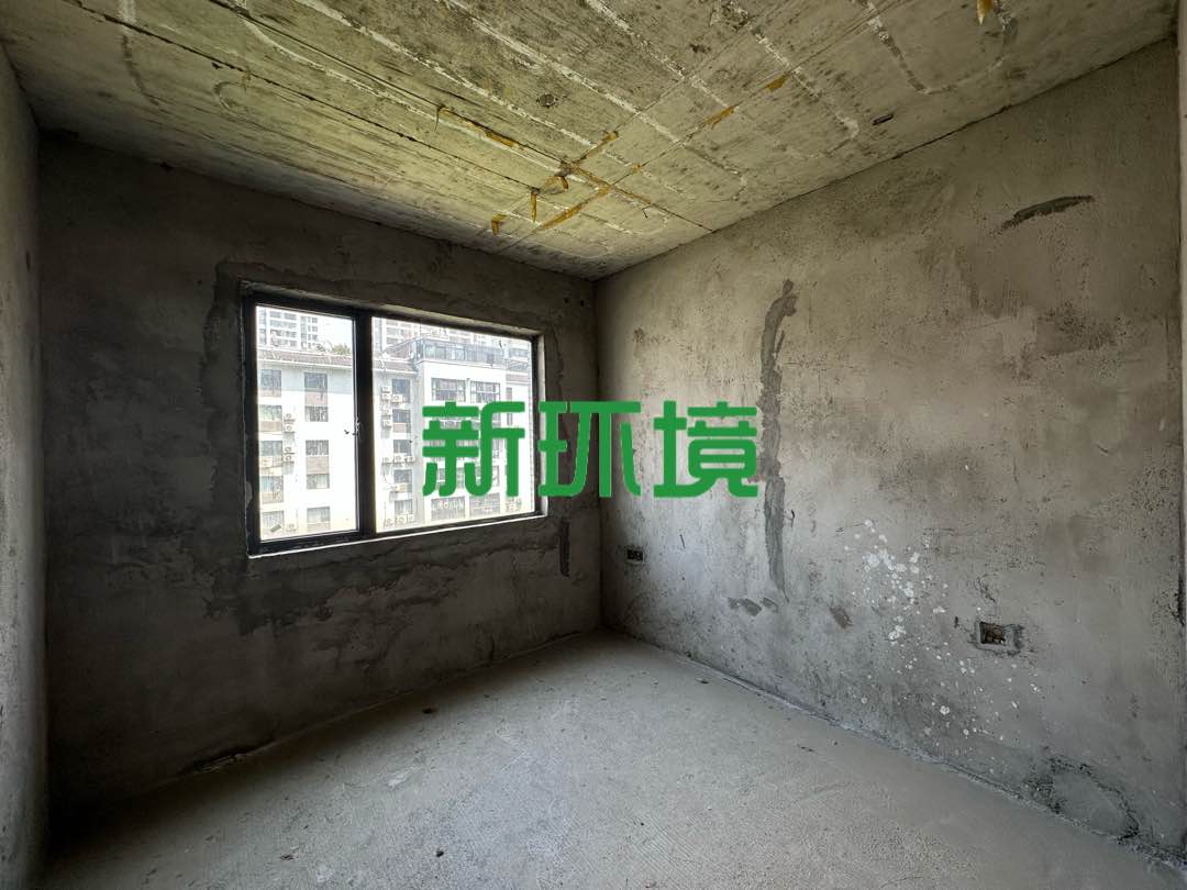 东岳新外滩  4室2厅2卫   90.00万客厅
