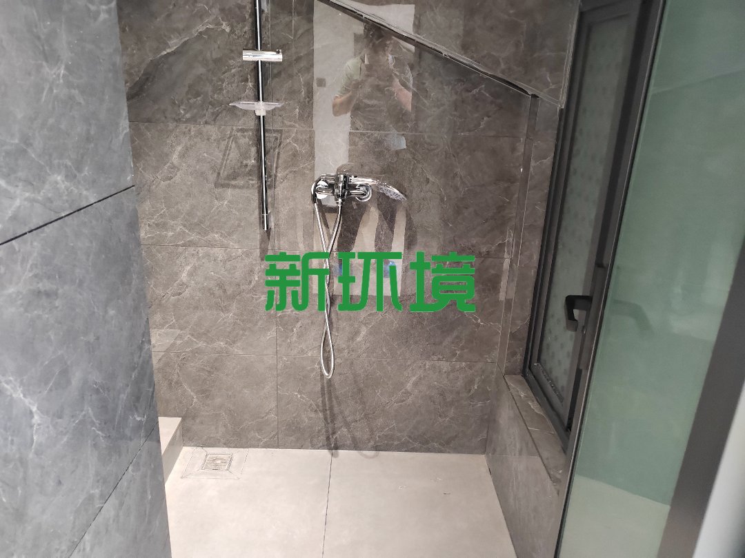 阳光水岸  5室2厅3卫   79.80万客厅