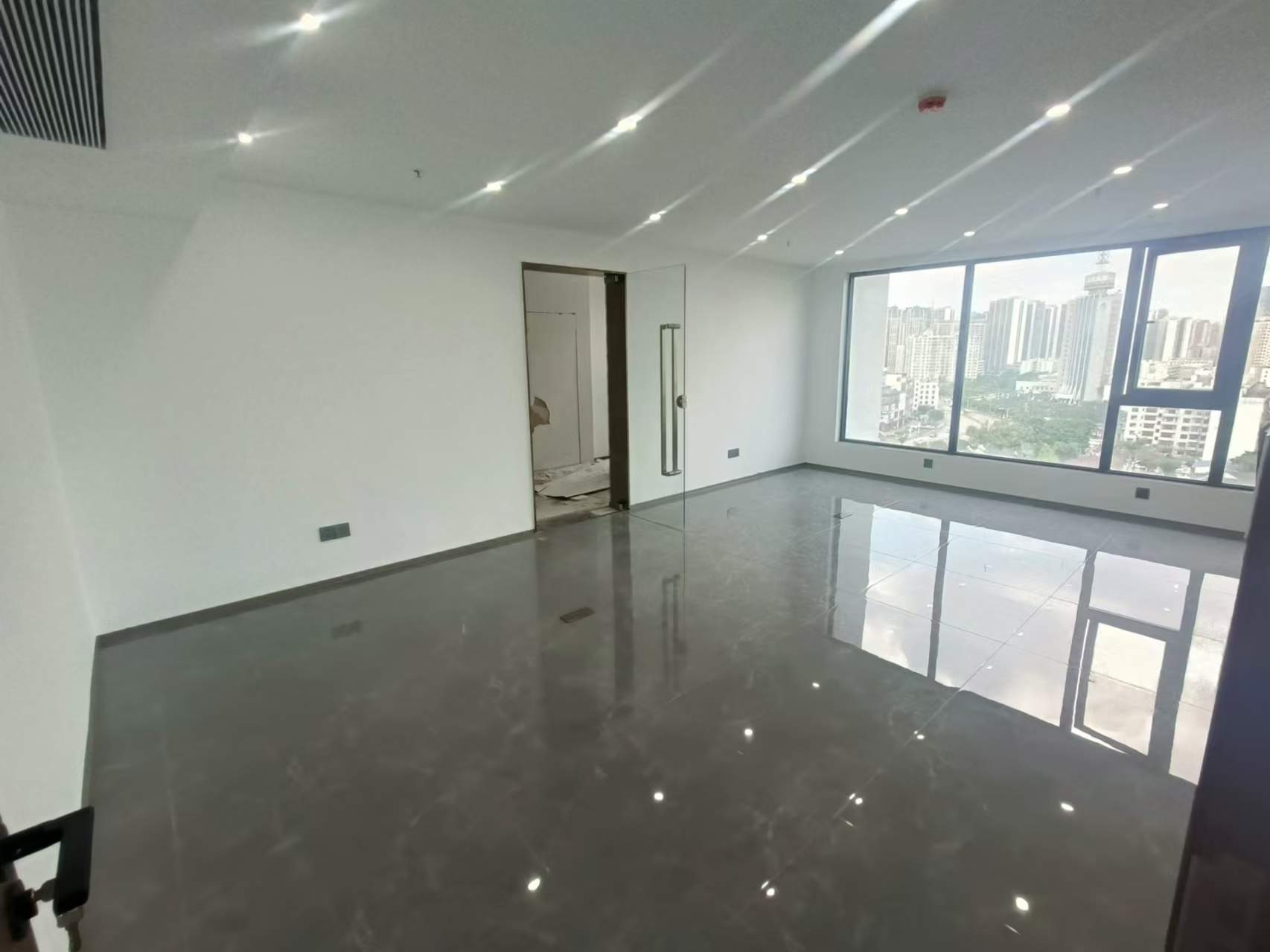 绿地领海广场 1室1厅1卫 11000.0元/月 绿地领海广场 1室1厅1卫 11000.0元/月室内图