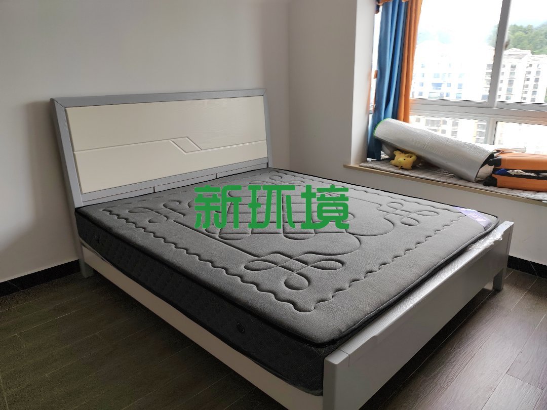 阳光水岸  5室2厅3卫   79.80万客厅