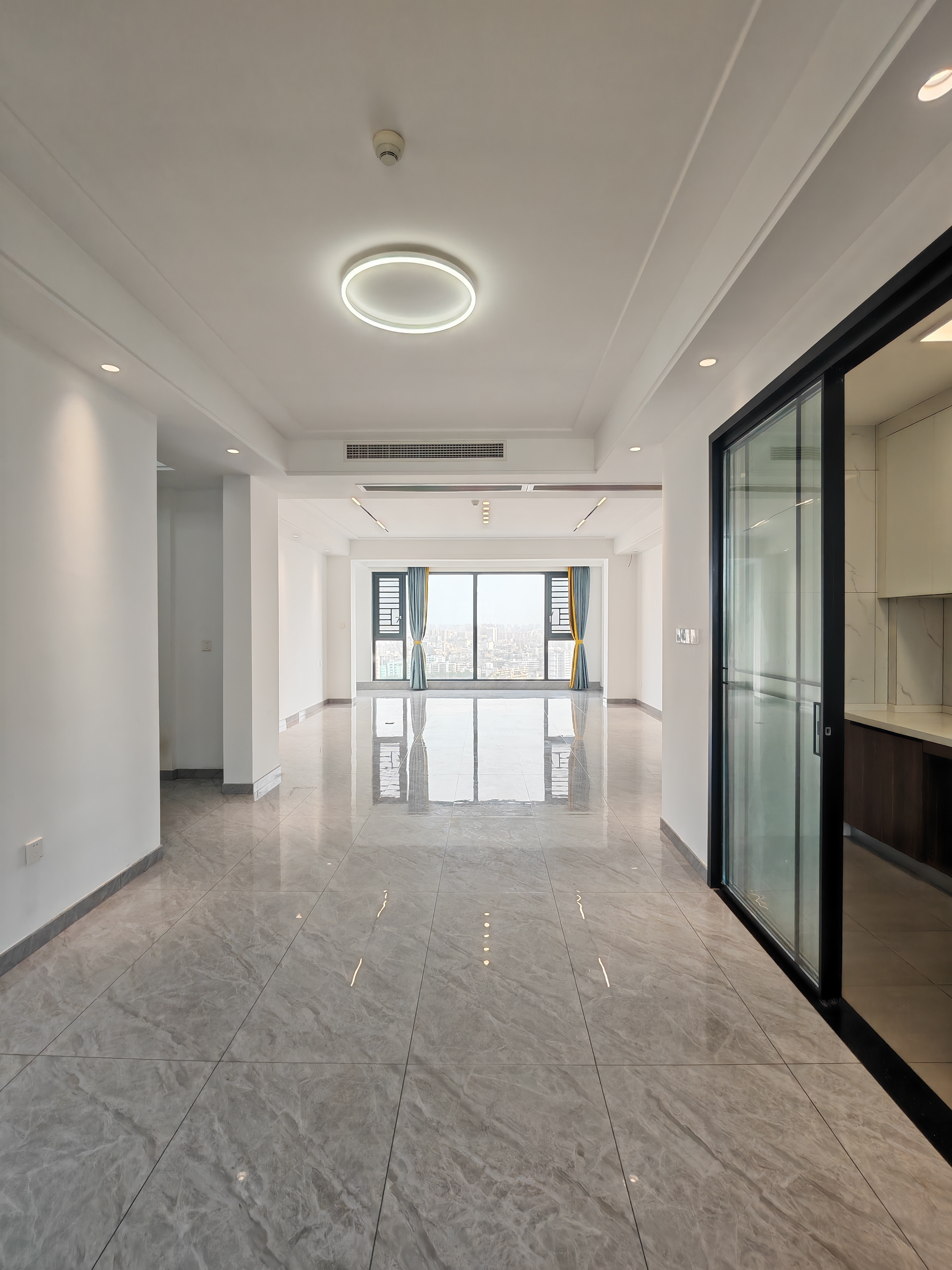 富力首府 3室2厅2卫 470.0万 富力首府 3室2厅2卫 470.0万客厅