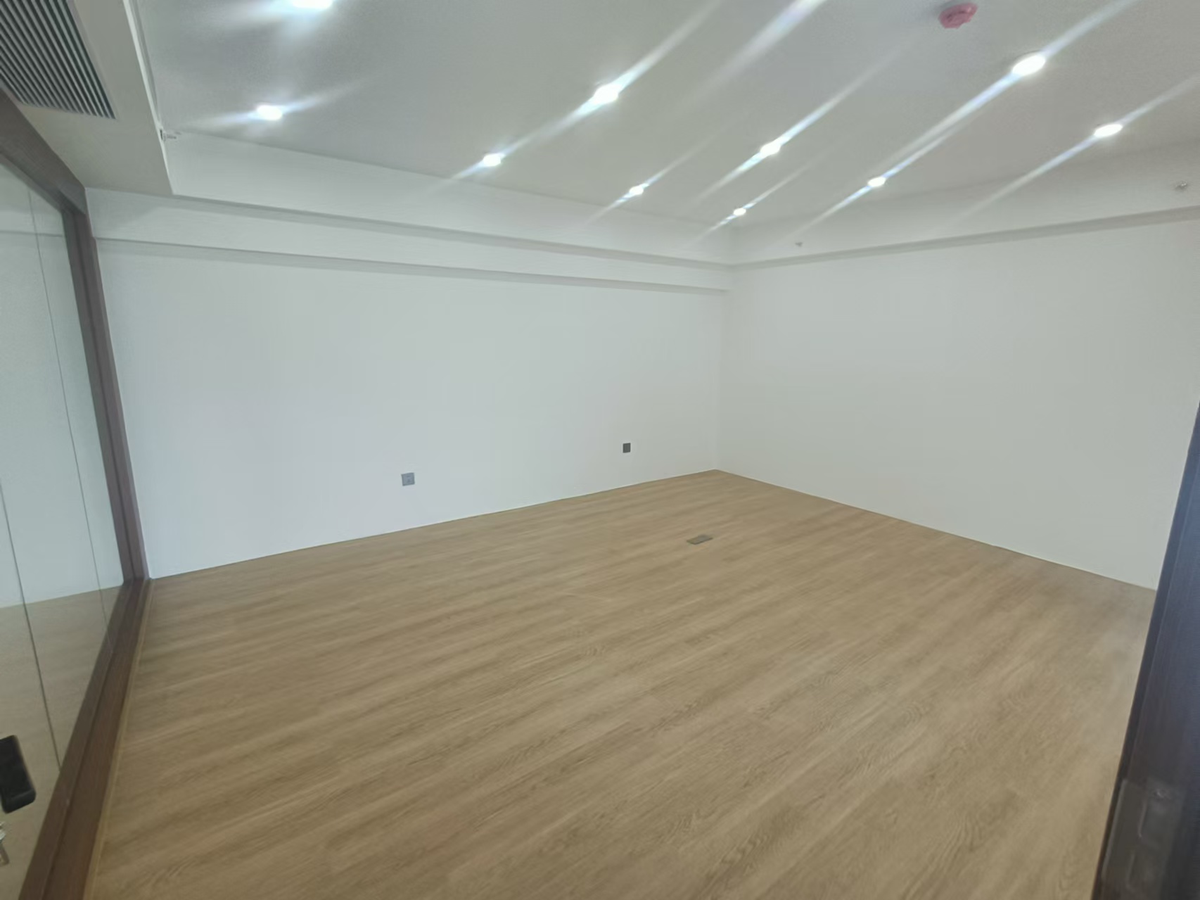 绿地领海广场 1室1厅1卫 11000.0元/月 绿地领海广场 1室1厅1卫 11000.0元/月室内图