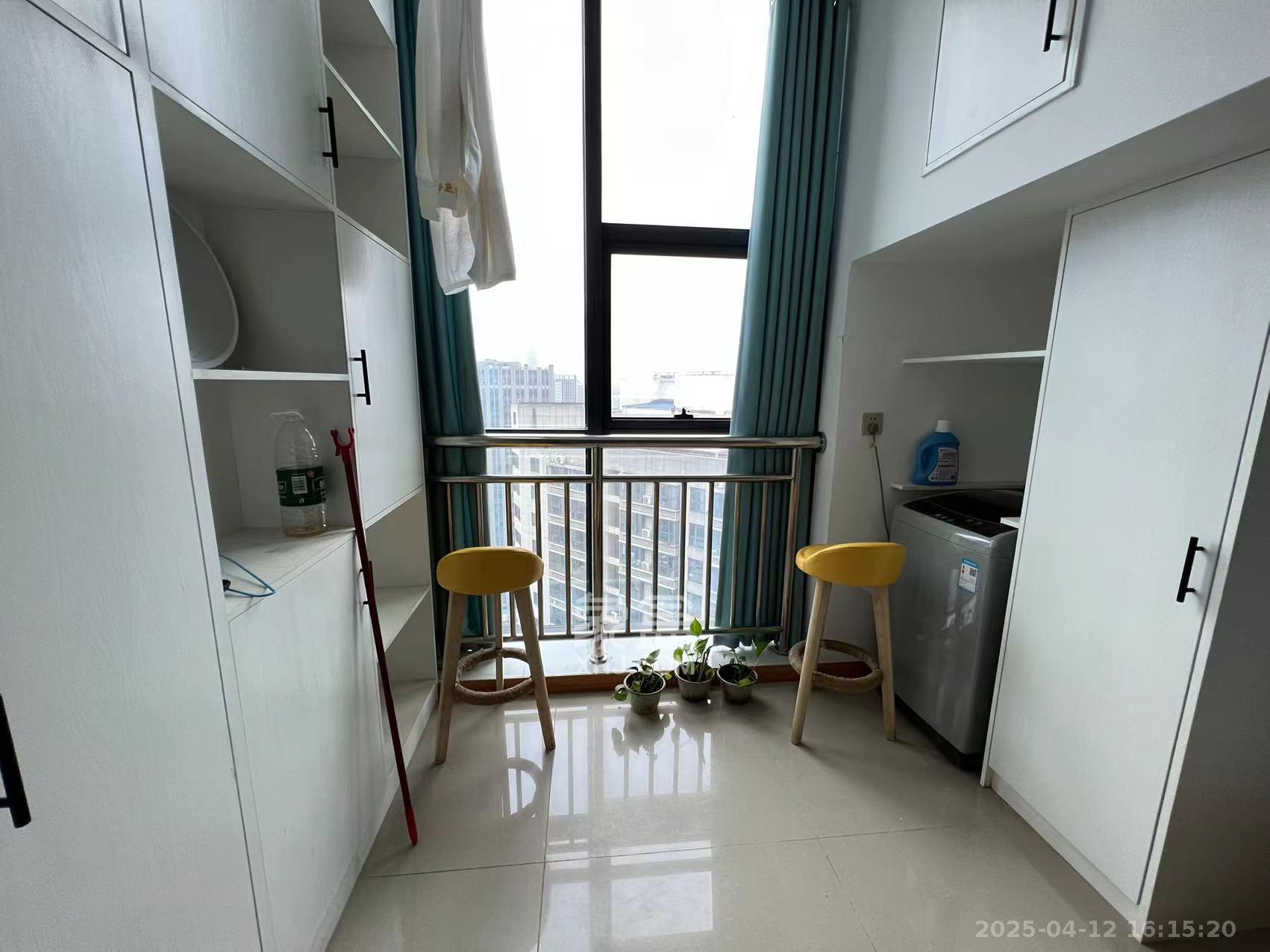 东盈商业广场(华泉城市广场)  1室0厅0卫    1600.0元/月 东盈商业广场(华泉城市广场)  1室0厅0卫    1600.0元/月室内图1