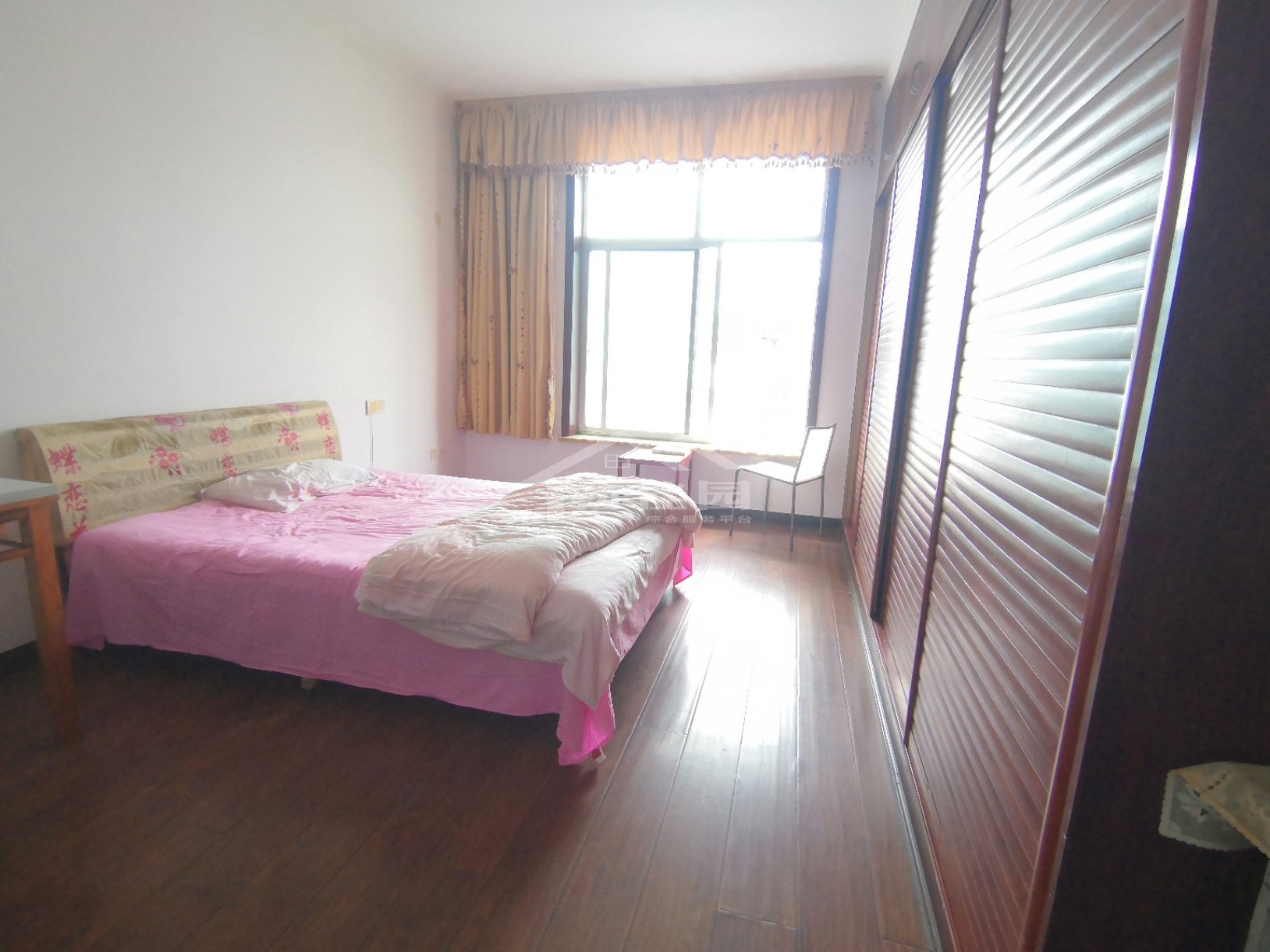 警苑小区  4室2厅2卫    82.8万 警苑小区  4室2厅2卫    82.8万客厅