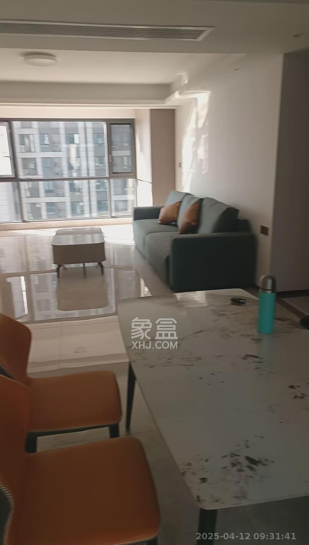 南岭花园 3室2厅2卫 64.8万 南岭花园 3室2厅2卫 64.8万客厅