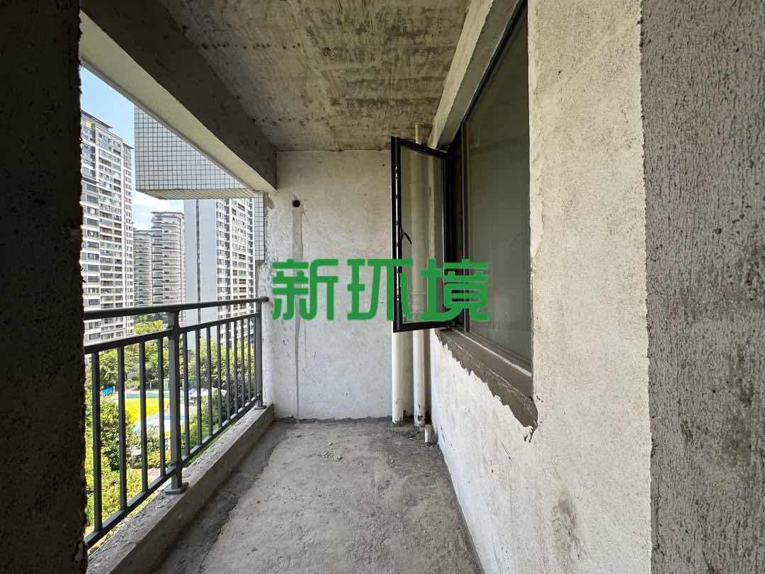 东岳新外滩  4室2厅2卫   90.00万客厅