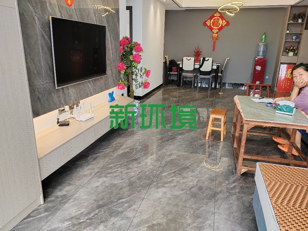 阳光水岸  5室2厅3卫   79.80万客厅