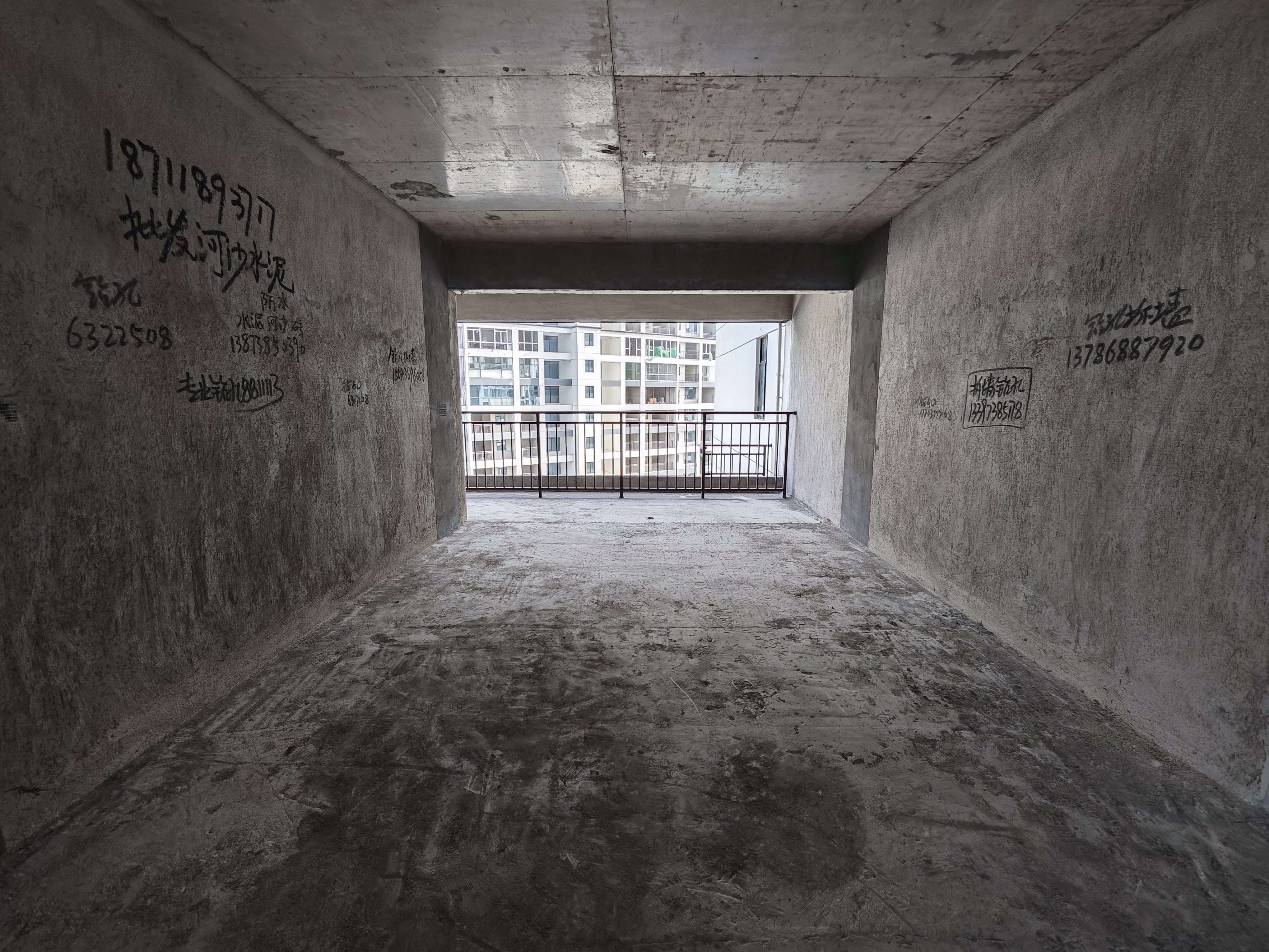 青春里-铂樾府 4室2厅2卫 93.8万 青春里-铂樾府 4室2厅2卫 93.8万客厅