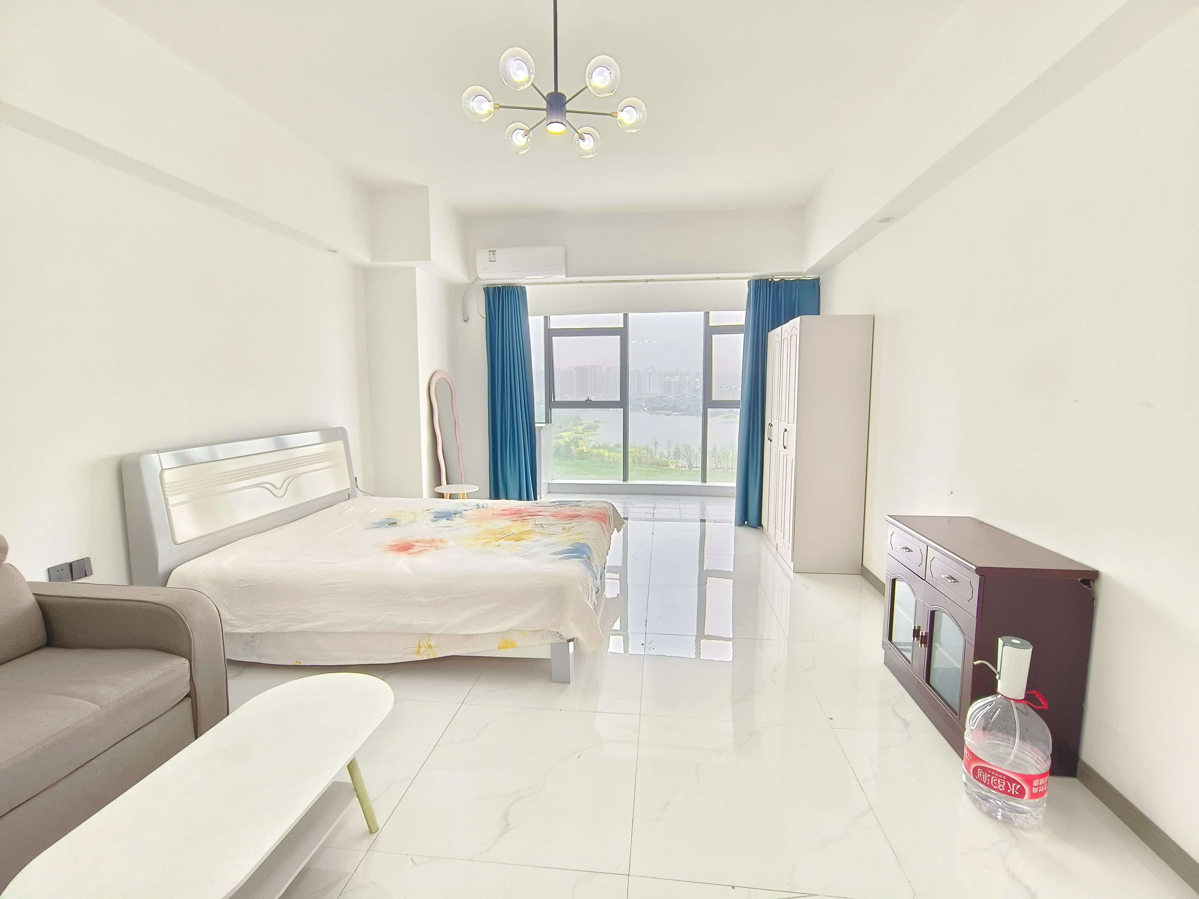 鼎沣金城里  1室1厅1卫    1300.0元/月 鼎沣金城里  1室1厅1卫    1300.0元/月室内图