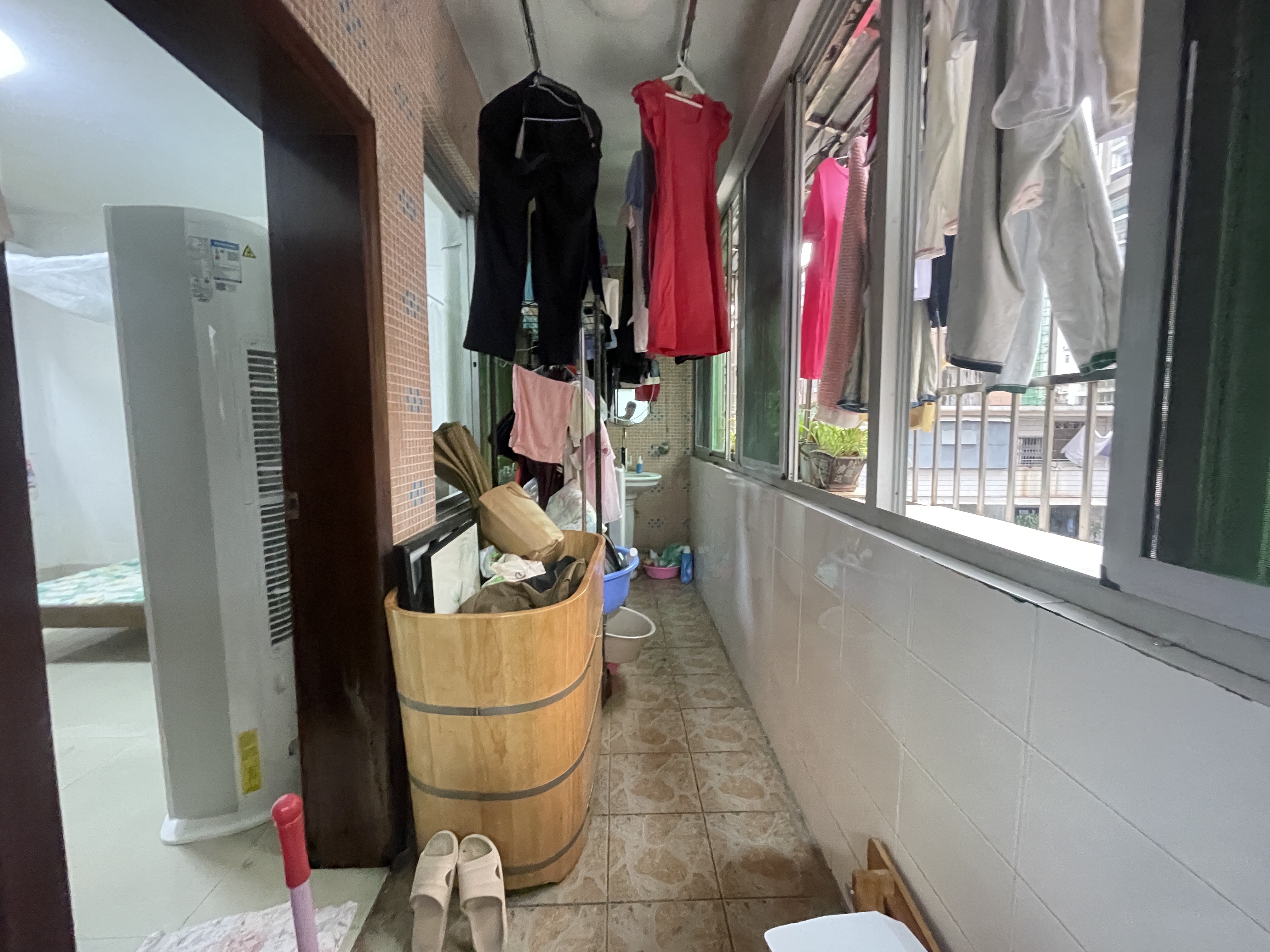 电器大厦  3室2厅1卫   102.00万客厅
