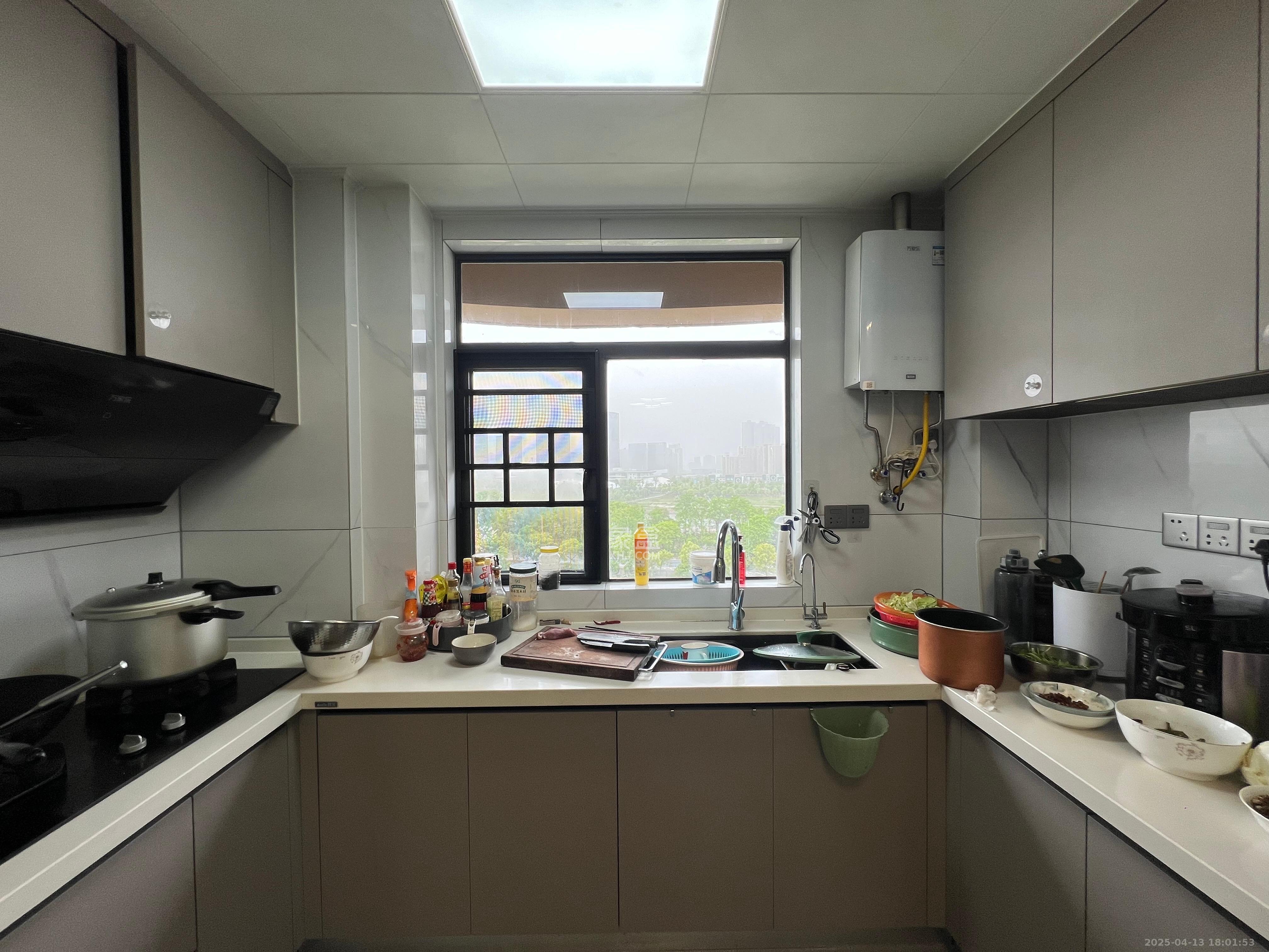 嘉雨兴园  3室2厅2卫    5000.0元/月 嘉雨兴园  3室2厅2卫    5000.0元/月室内图