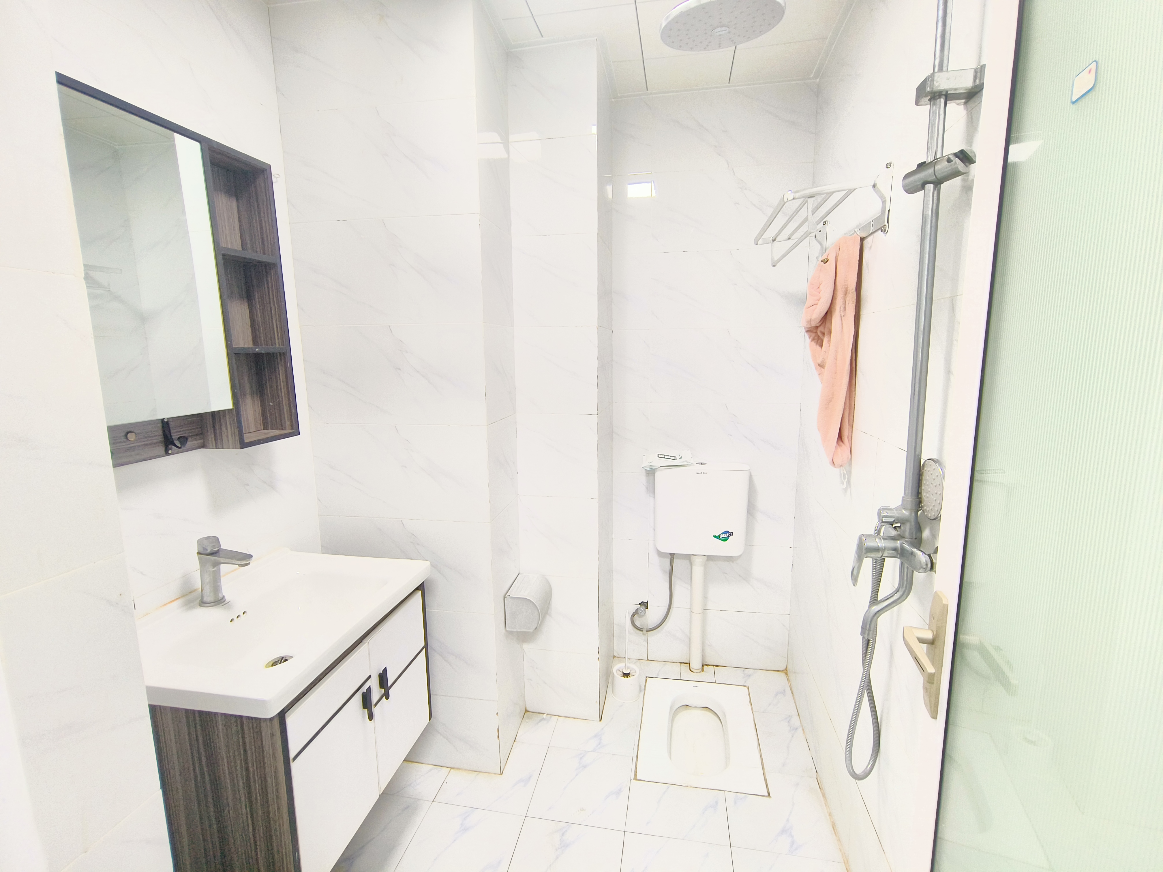 鼎沣金城里  1室1厅1卫    1300.0元/月 鼎沣金城里  1室1厅1卫    1300.0元/月室内图