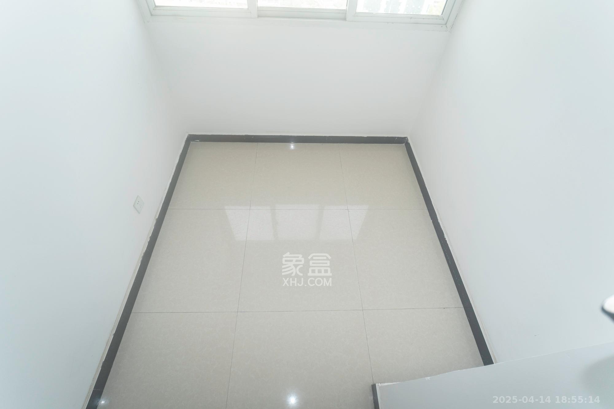 开源鑫阁 6室2厅3卫 108.0万 开源鑫阁 6室2厅3卫 108.0万阳台