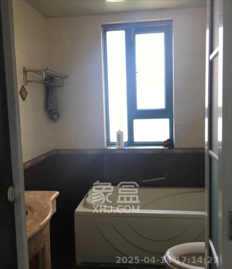 金色华庭 4室1厅1卫 3500.0元/月 金色华庭 4室1厅1卫 3500.0元/月室内图