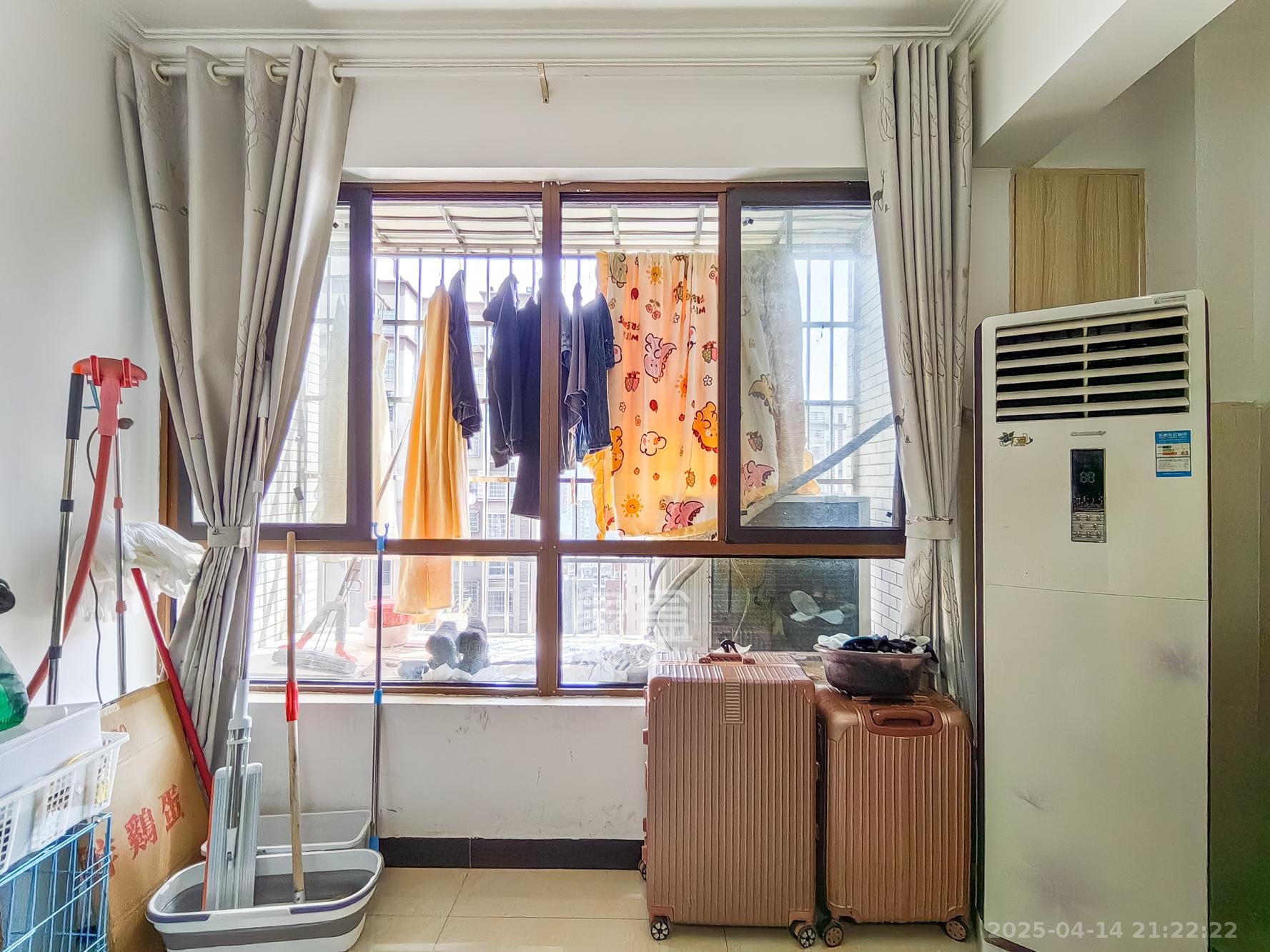 湖湾世景 3室2厅1卫 69.8万 湖湾世景 3室2厅1卫 69.8万阳台