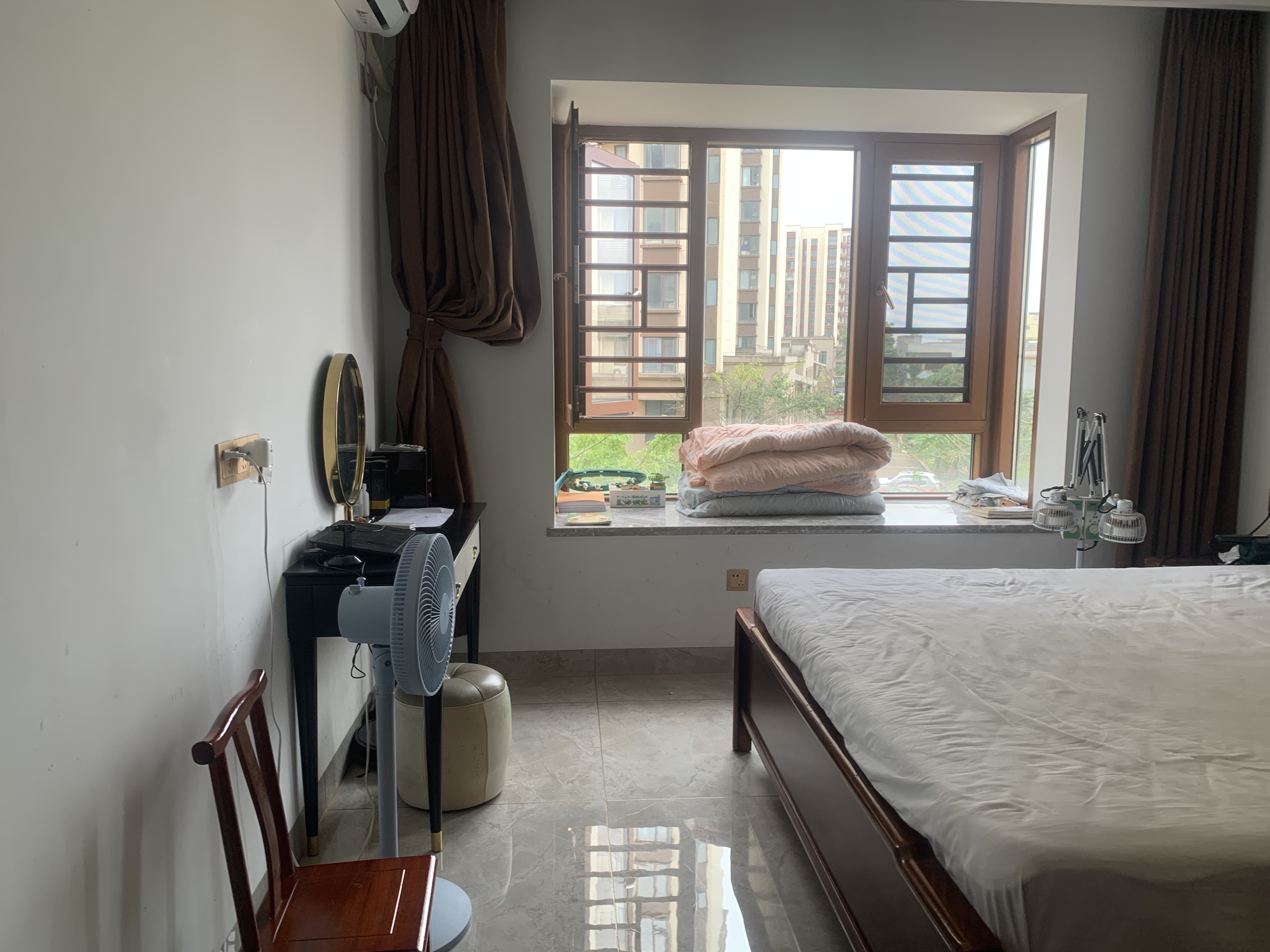 绿地城逸园 3室2厅2卫 150.0万 绿地城逸园 3室2厅2卫 150.0万客厅