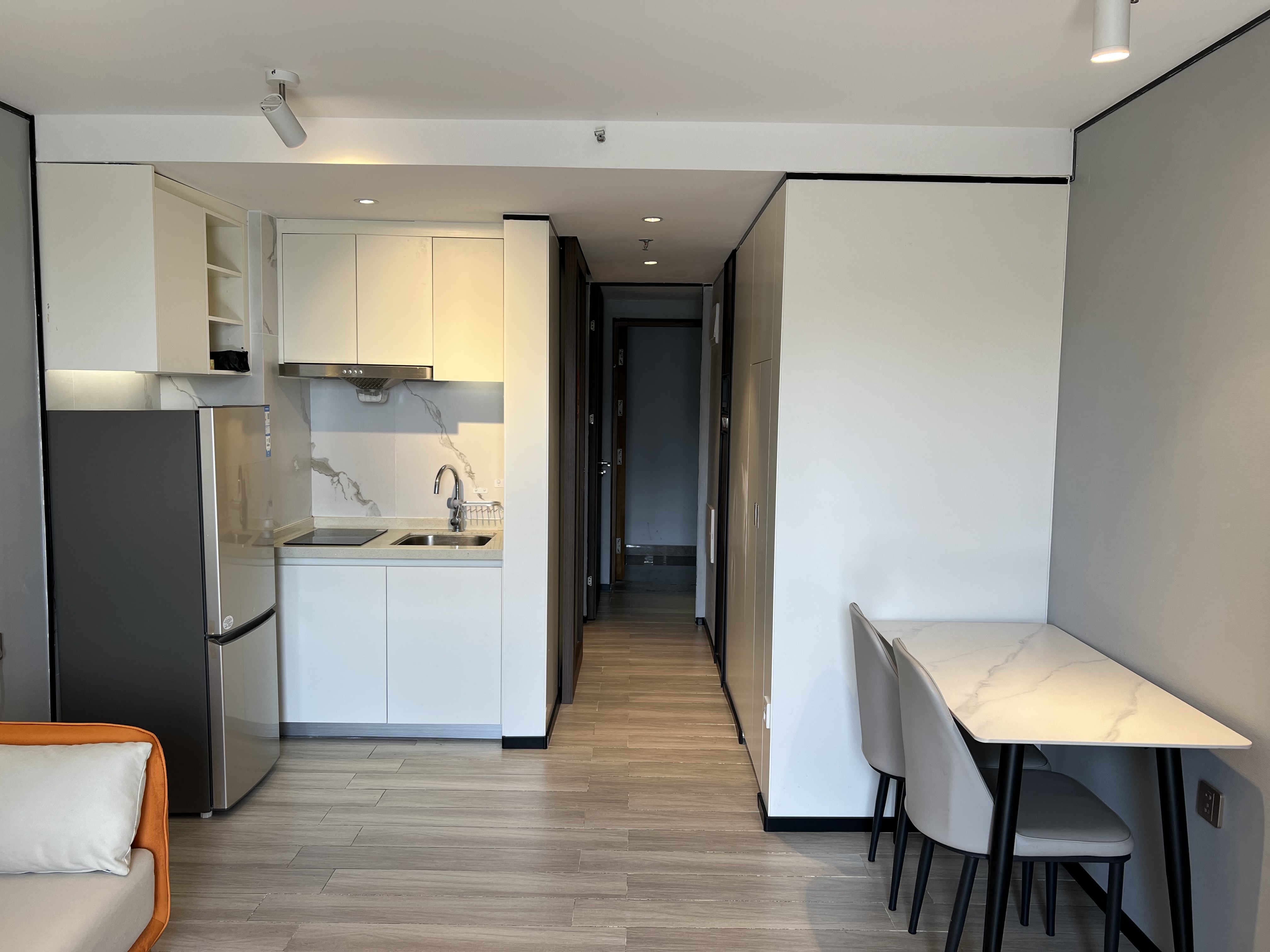 融创海口一号 1室1厅2卫 98.0万 融创海口一号 1室1厅2卫 98.0万客厅