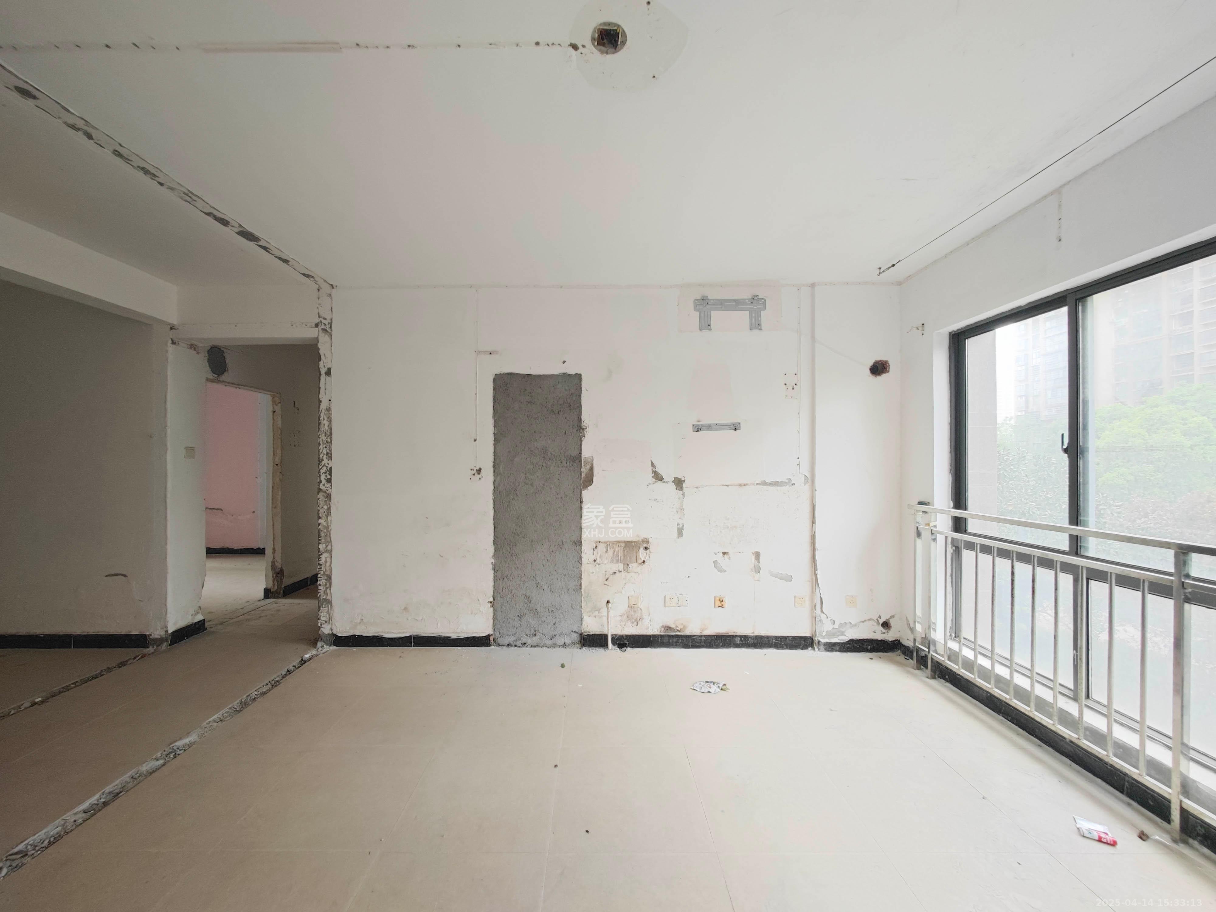 鑫天御景湾  3室2厅2卫    106.0万客厅