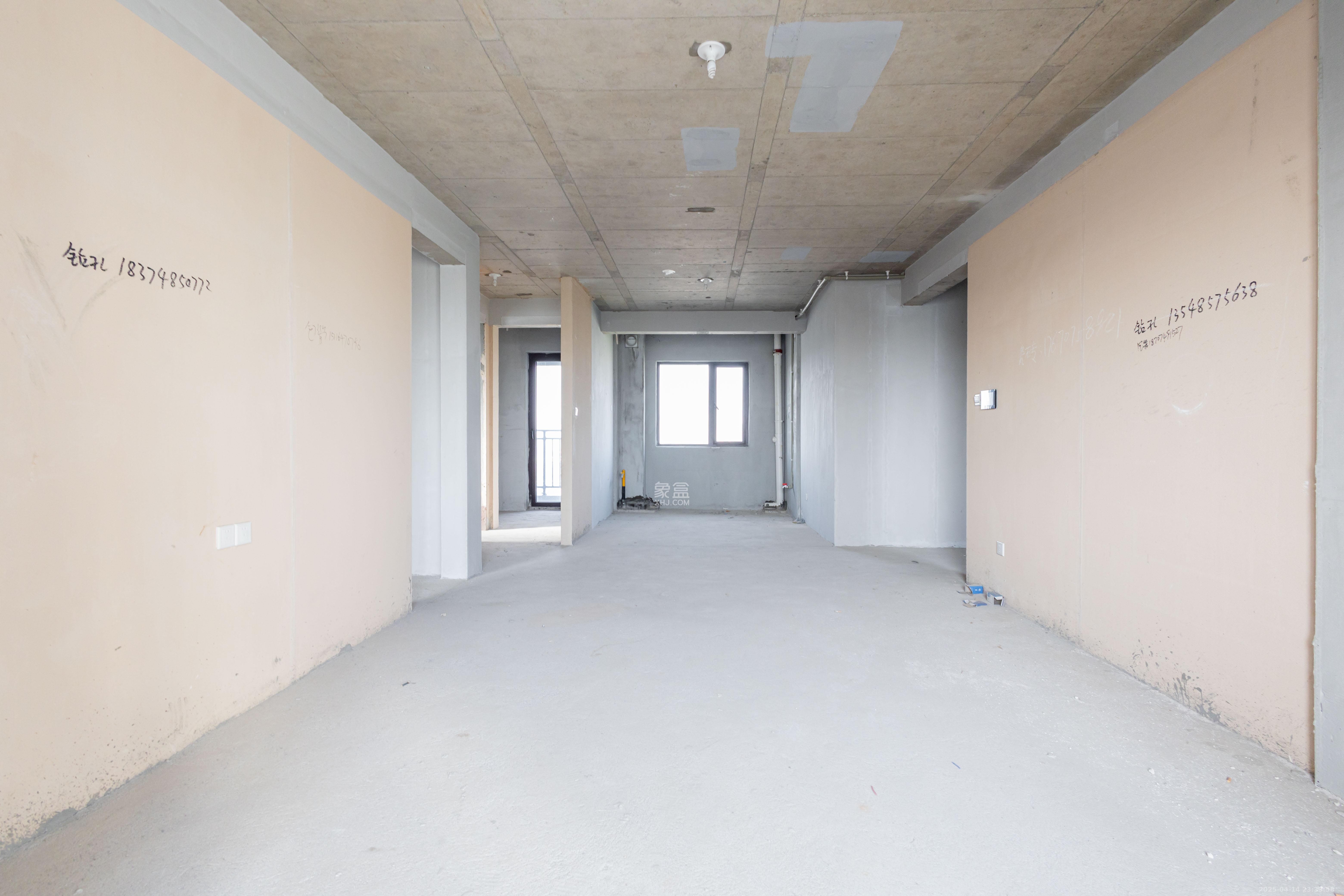 新城恒伟汇隽风华 3室2厅1卫 55.0万 新城恒伟汇隽风华 3室2厅1卫 55.0万客厅