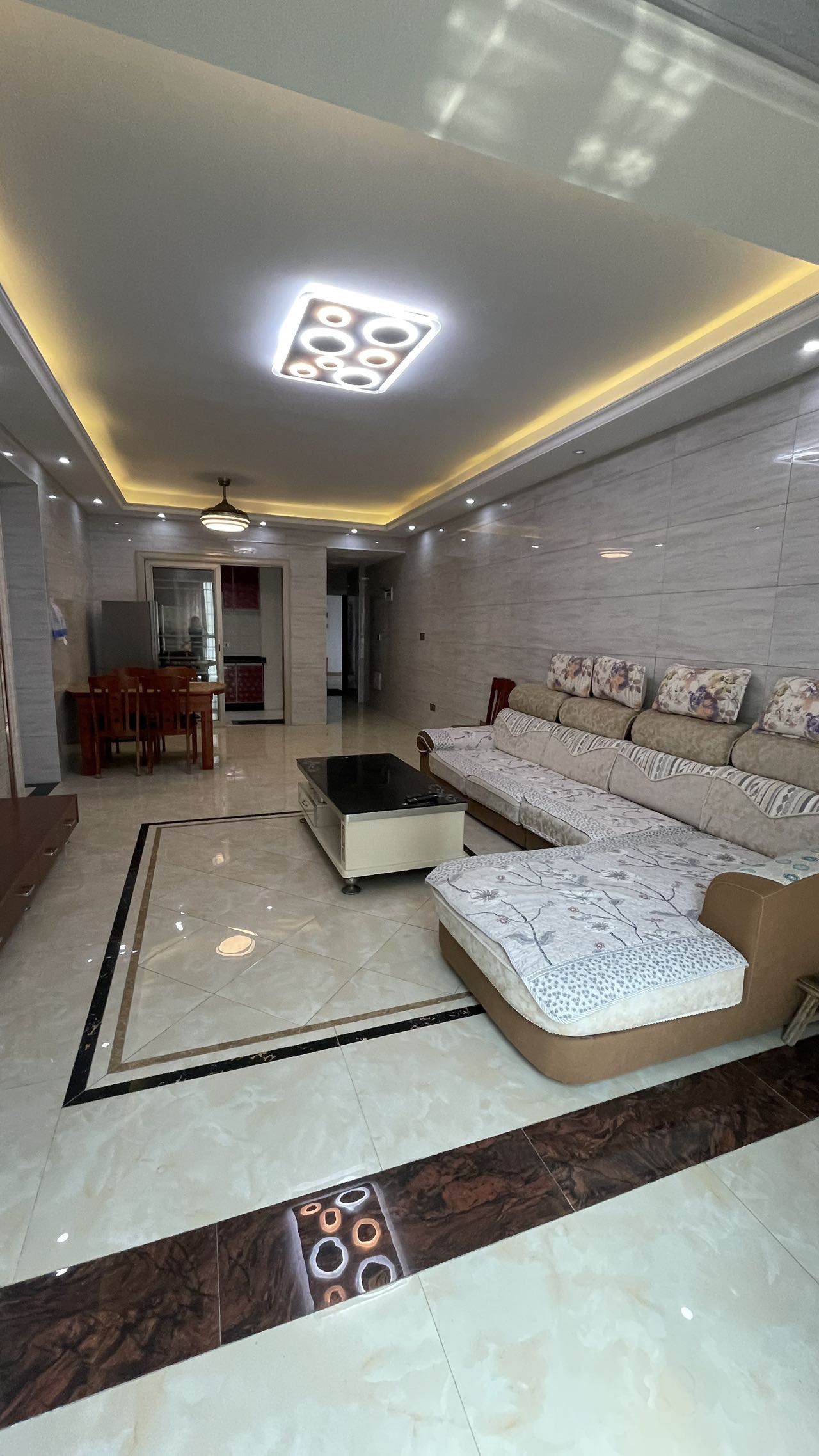 鹏利广场  3室2厅2卫    2200.0元/月 鹏利广场  3室2厅2卫    2200.0元/月室内图