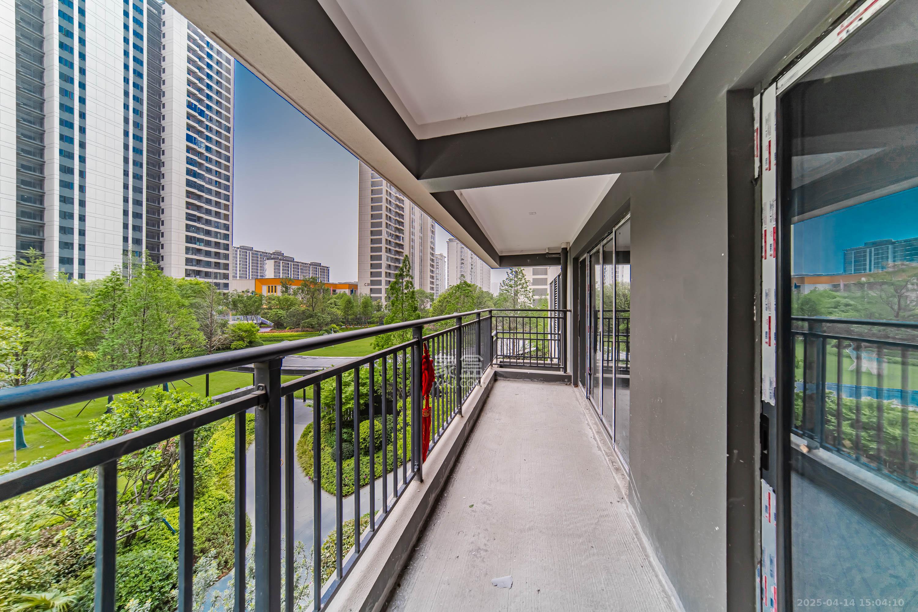 城发恒伟洋湖映2009 4室2厅2卫 175.0万 城发恒伟洋湖映2009 4室2厅2卫 175.0万阳台