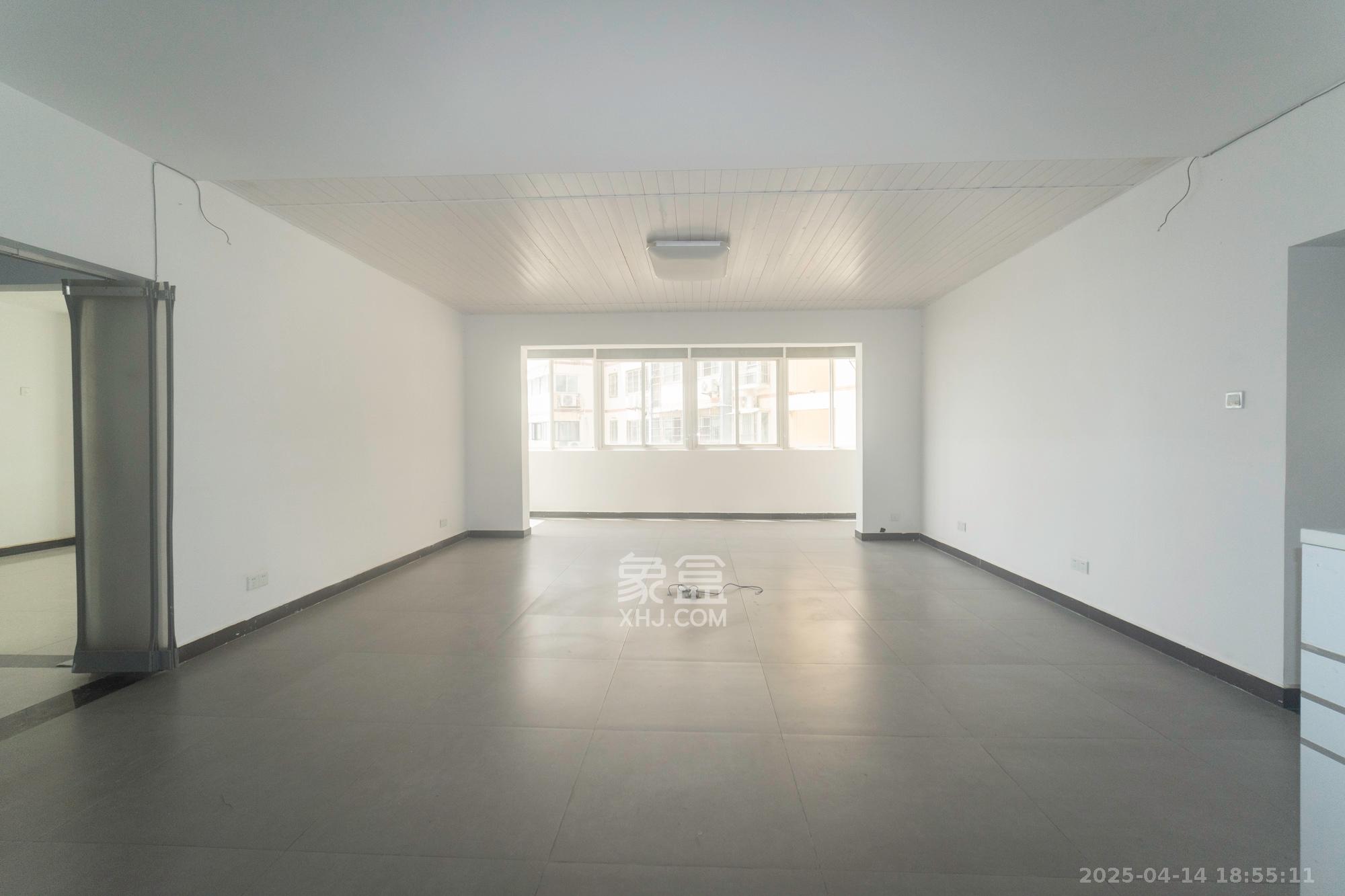 开源鑫阁 6室2厅3卫 108.0万 开源鑫阁 6室2厅3卫 108.0万客厅