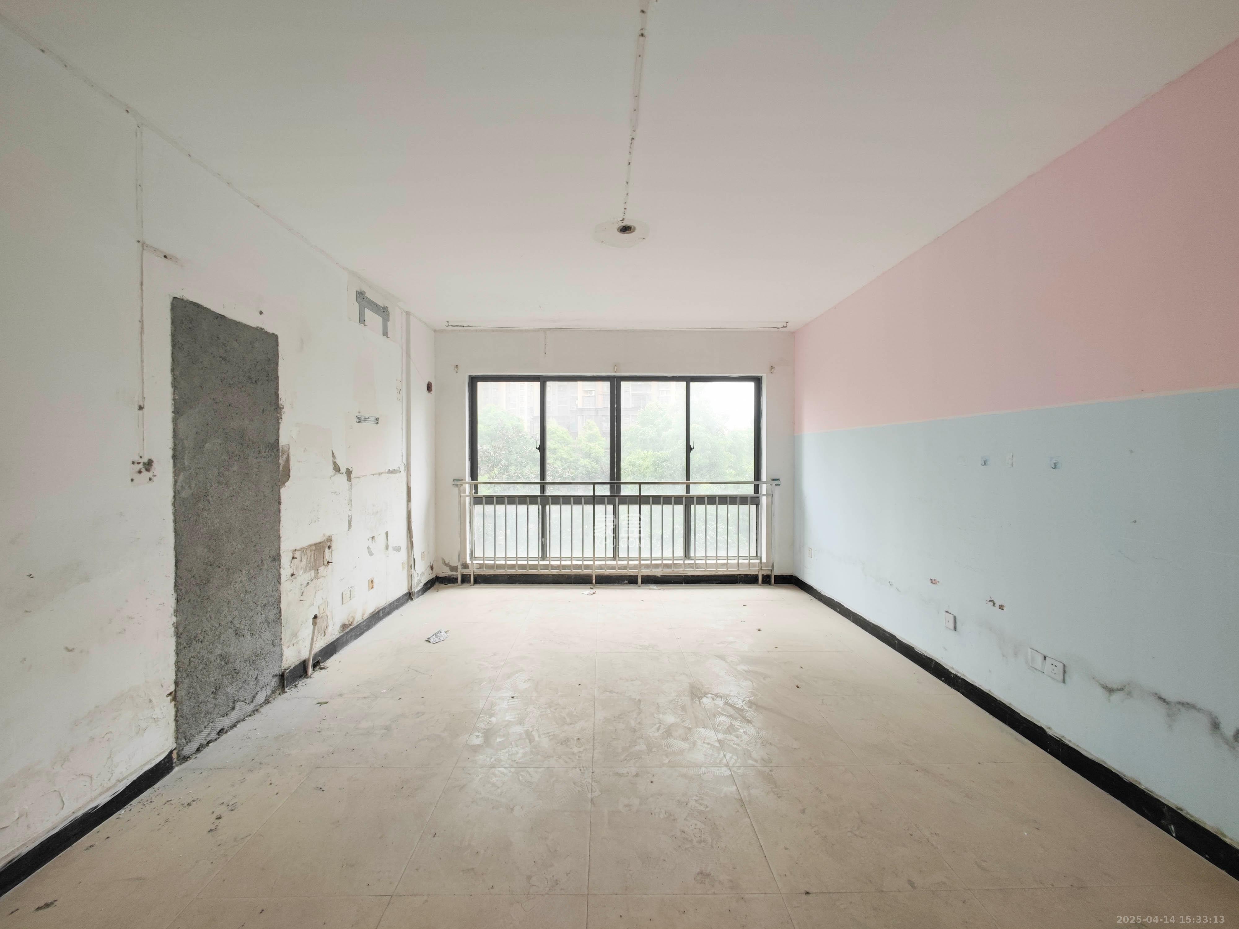 鑫天御景湾  3室2厅2卫    106.0万客厅