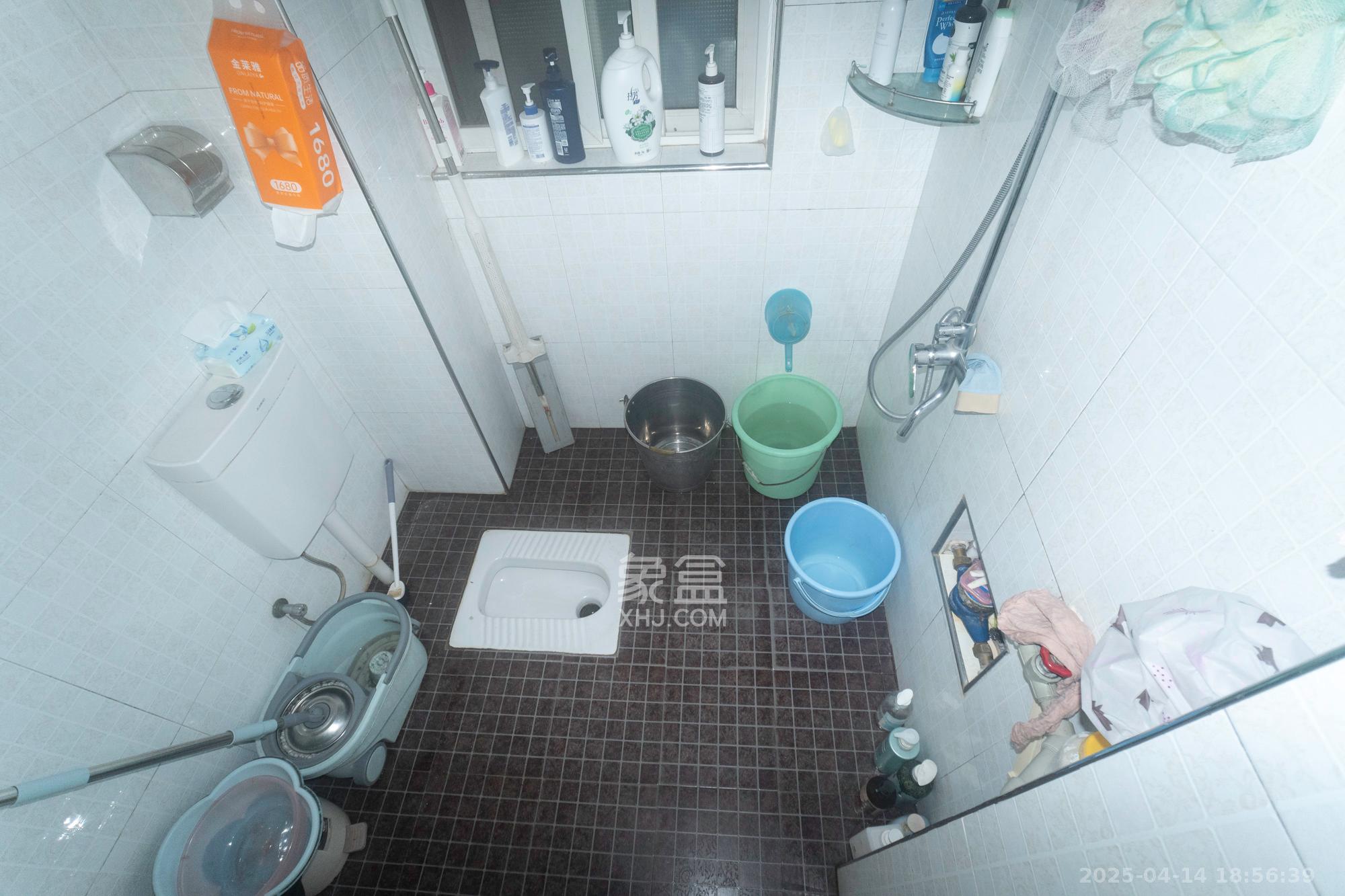 锦璨家园 4室2厅2卫 68.0万 锦璨家园 4室2厅2卫 68.0万卫生间