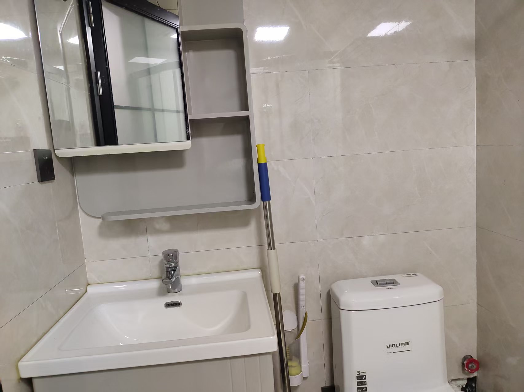 时代华府  1室1厅1卫    1300.0元/月 时代华府  1室1厅1卫    1300.0元/月室内图