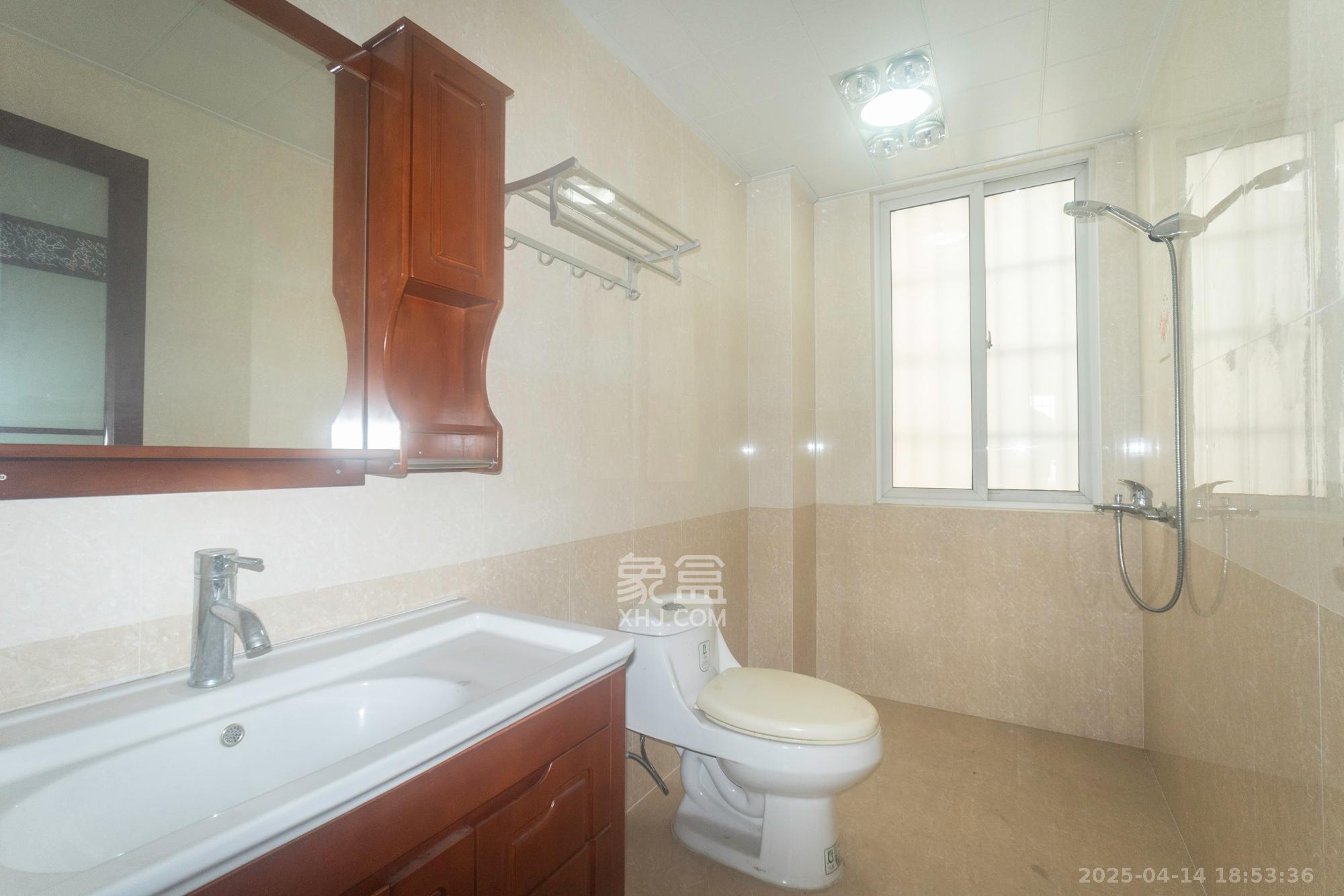 紫晶城 3室2厅2卫 59.8万 紫晶城 3室2厅2卫 59.8万卫生间