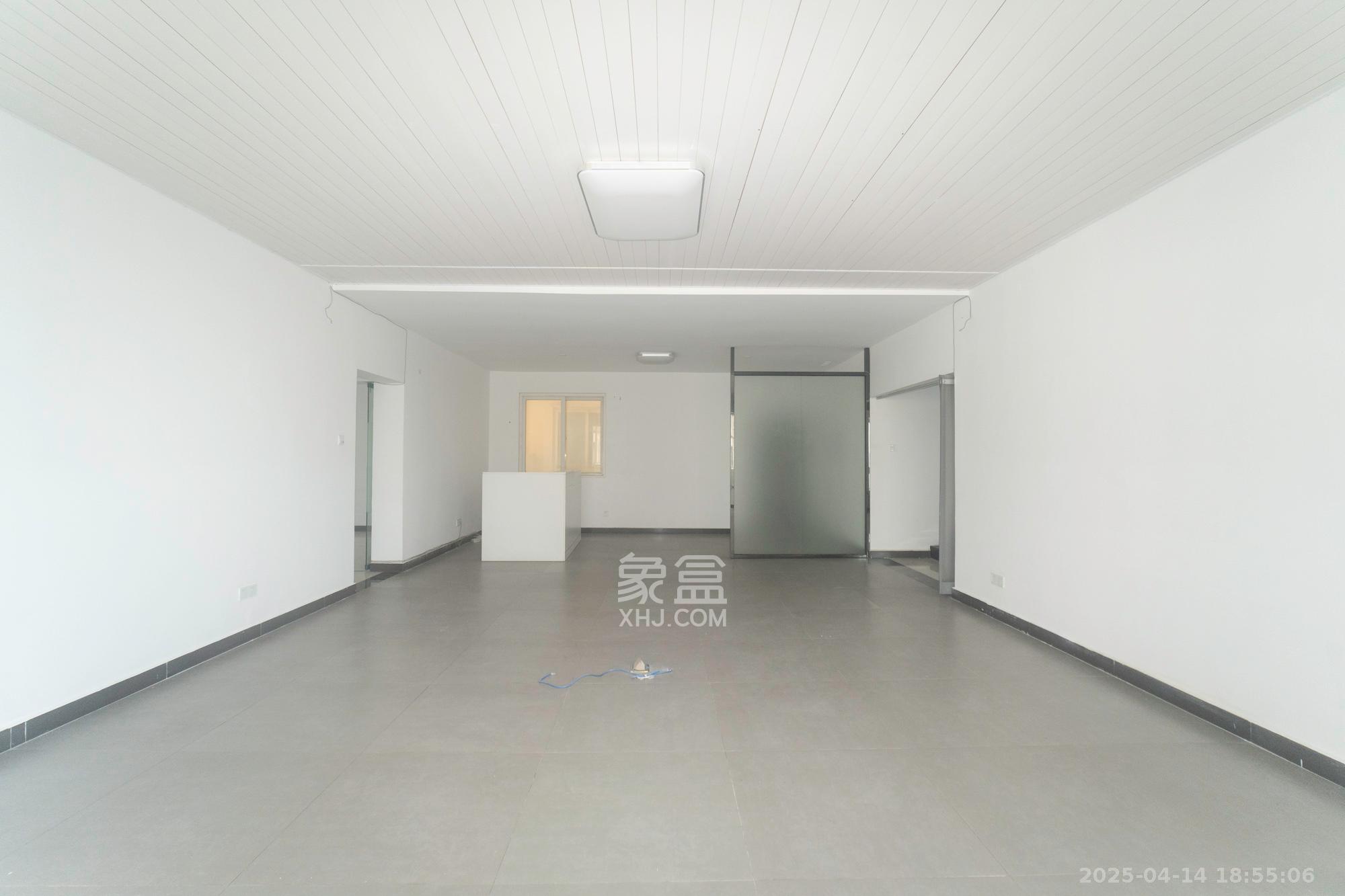 开源鑫阁 6室2厅3卫 108.0万 开源鑫阁 6室2厅3卫 108.0万客厅