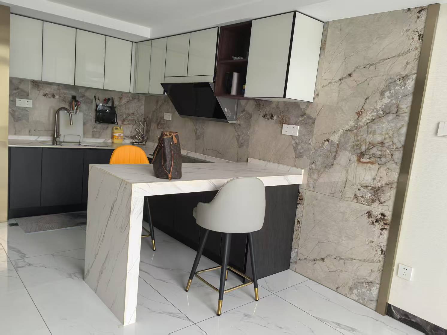 远大购物广场 1室0厅0卫 2100.0元/月 远大购物广场 1室0厅0卫 2100.0元/月室内图