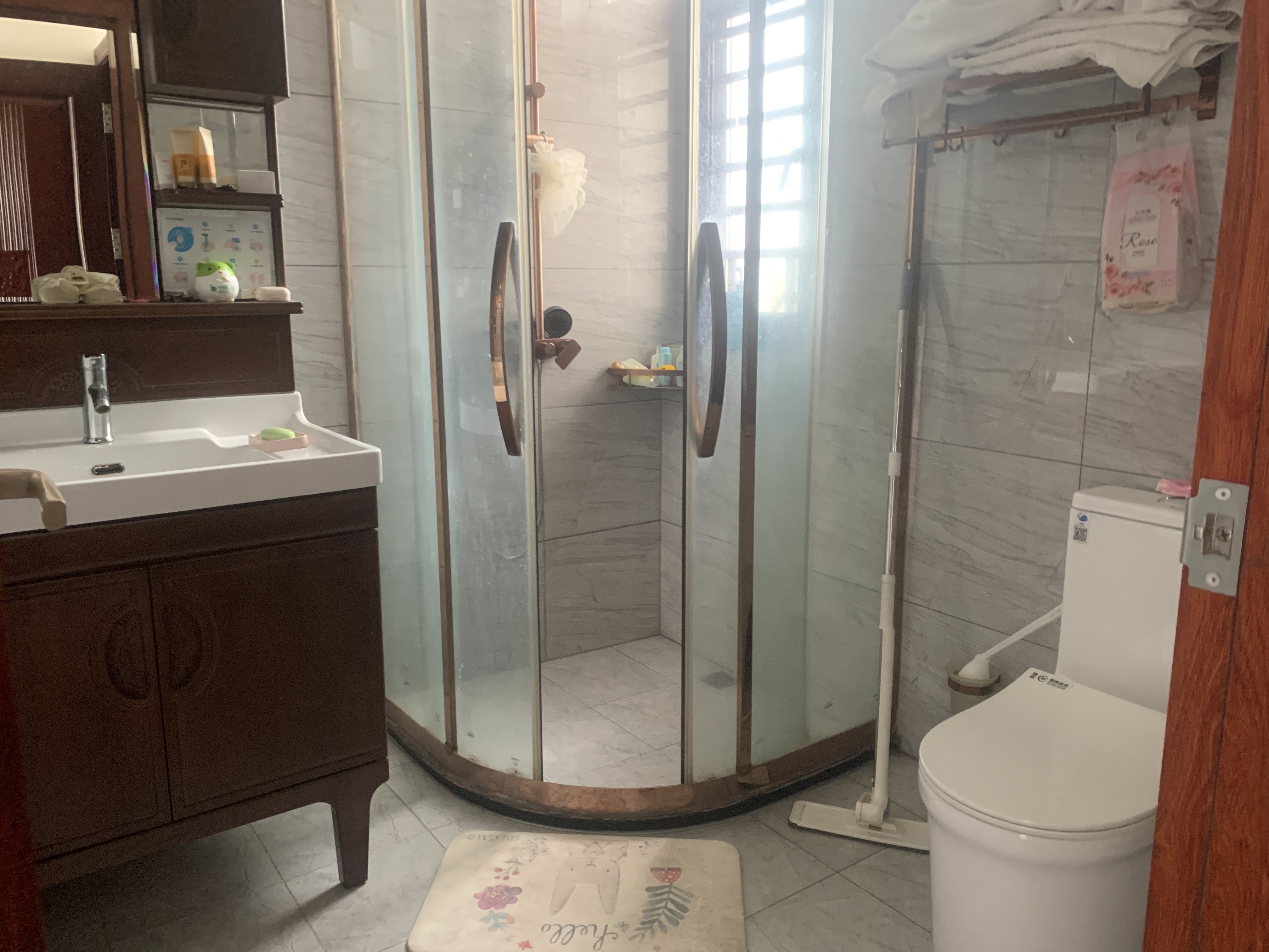 绿地城逸园 3室2厅2卫 150.0万 绿地城逸园 3室2厅2卫 150.0万客厅