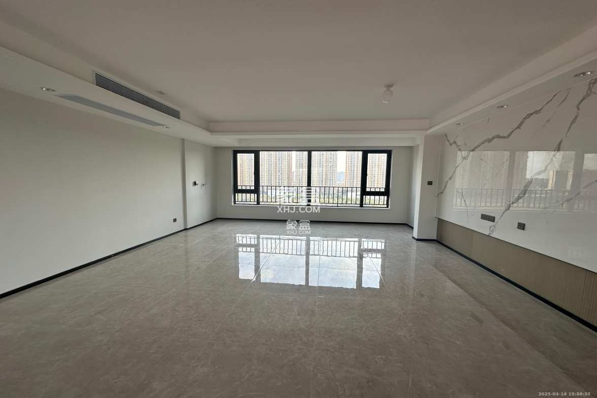 华润凯旋门一期 5室2厅2卫 5500.0元/月 华润凯旋门一期 5室2厅2卫 5500.0元/月室内图