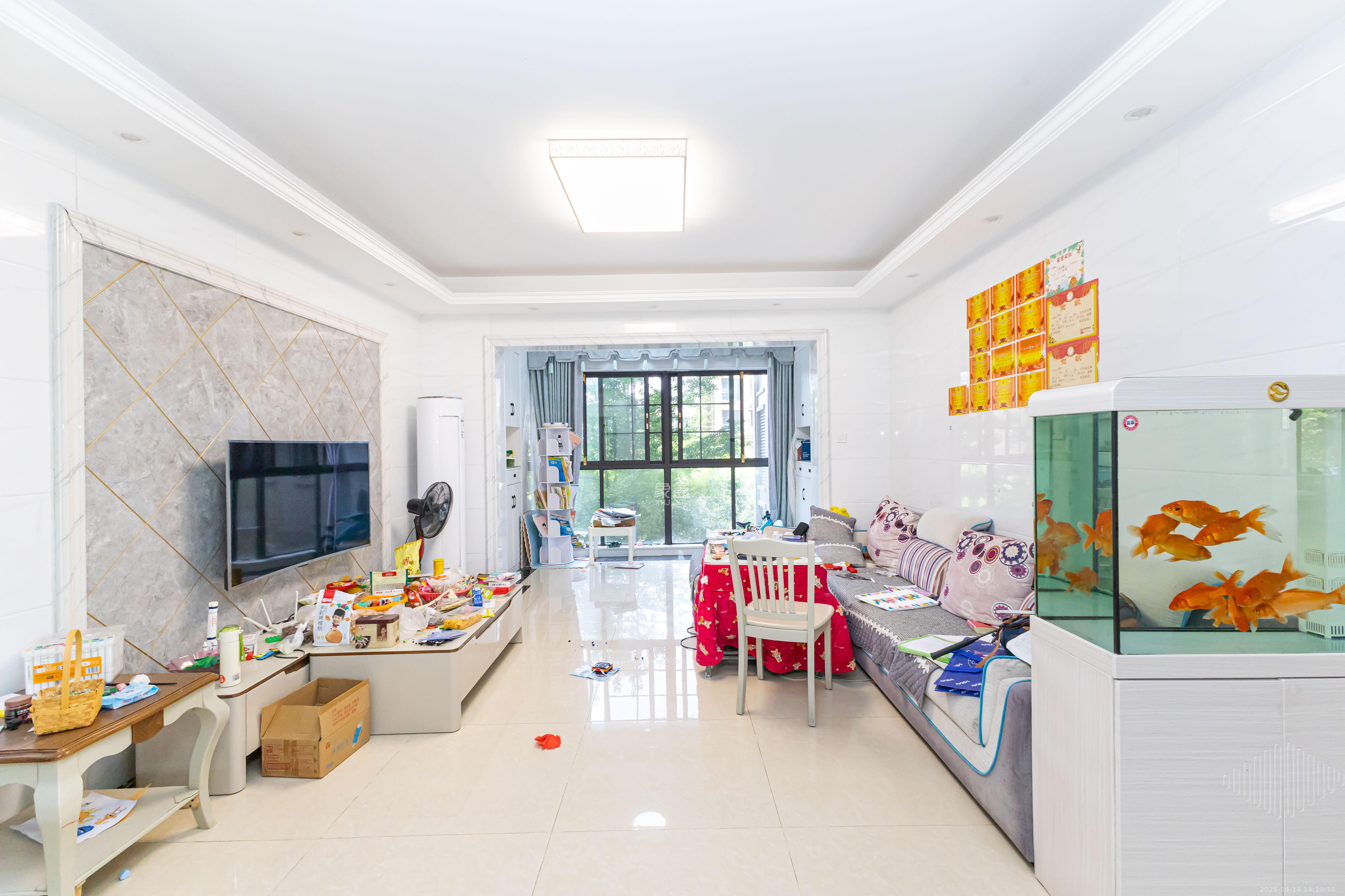 长燃新奥佳园  4室2厅2卫    99.8万 长燃新奥佳园  4室2厅2卫    99.8万客厅