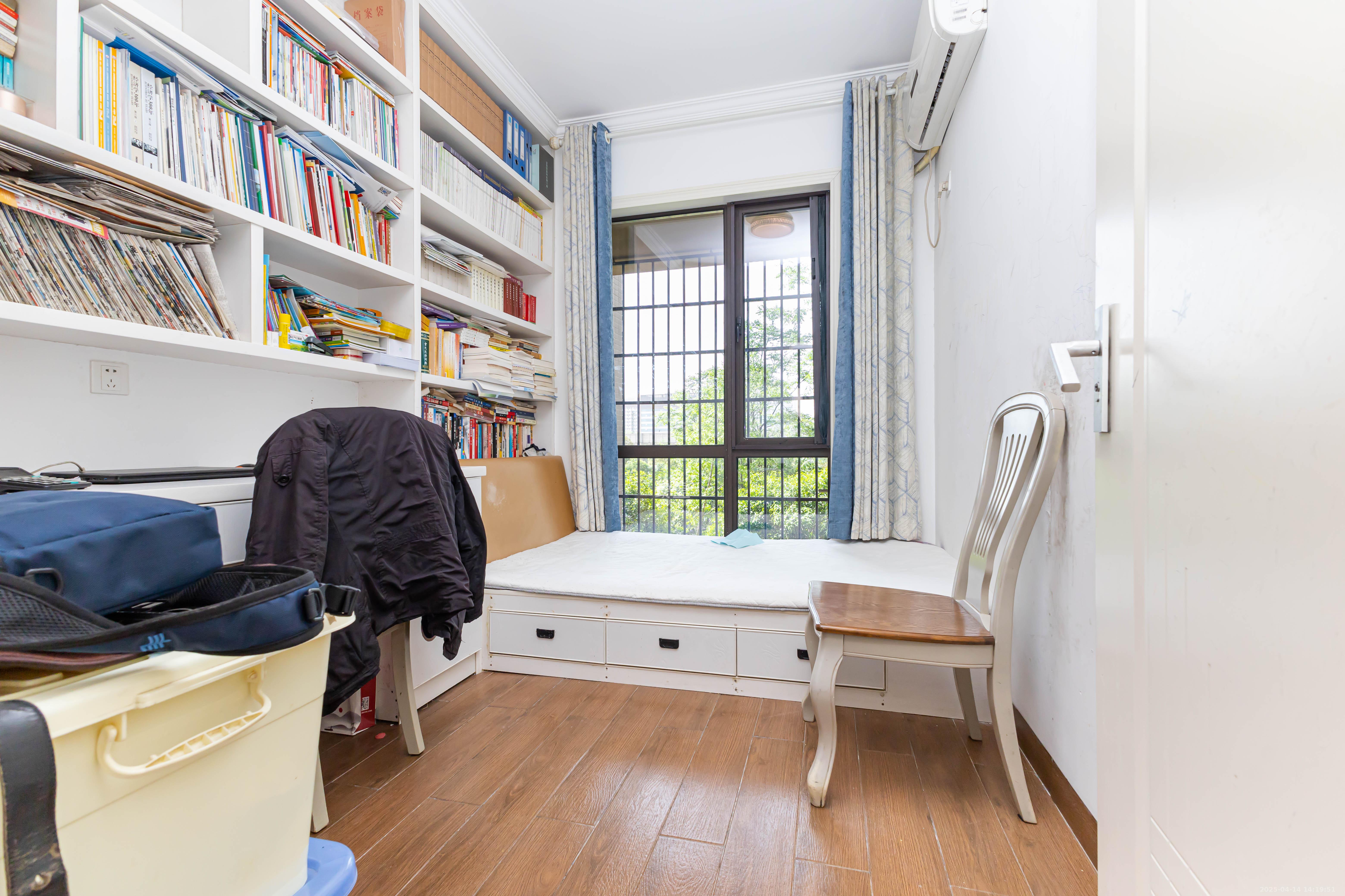 长燃新奥佳园  4室2厅2卫    99.8万 长燃新奥佳园  4室2厅2卫    99.8万卧室