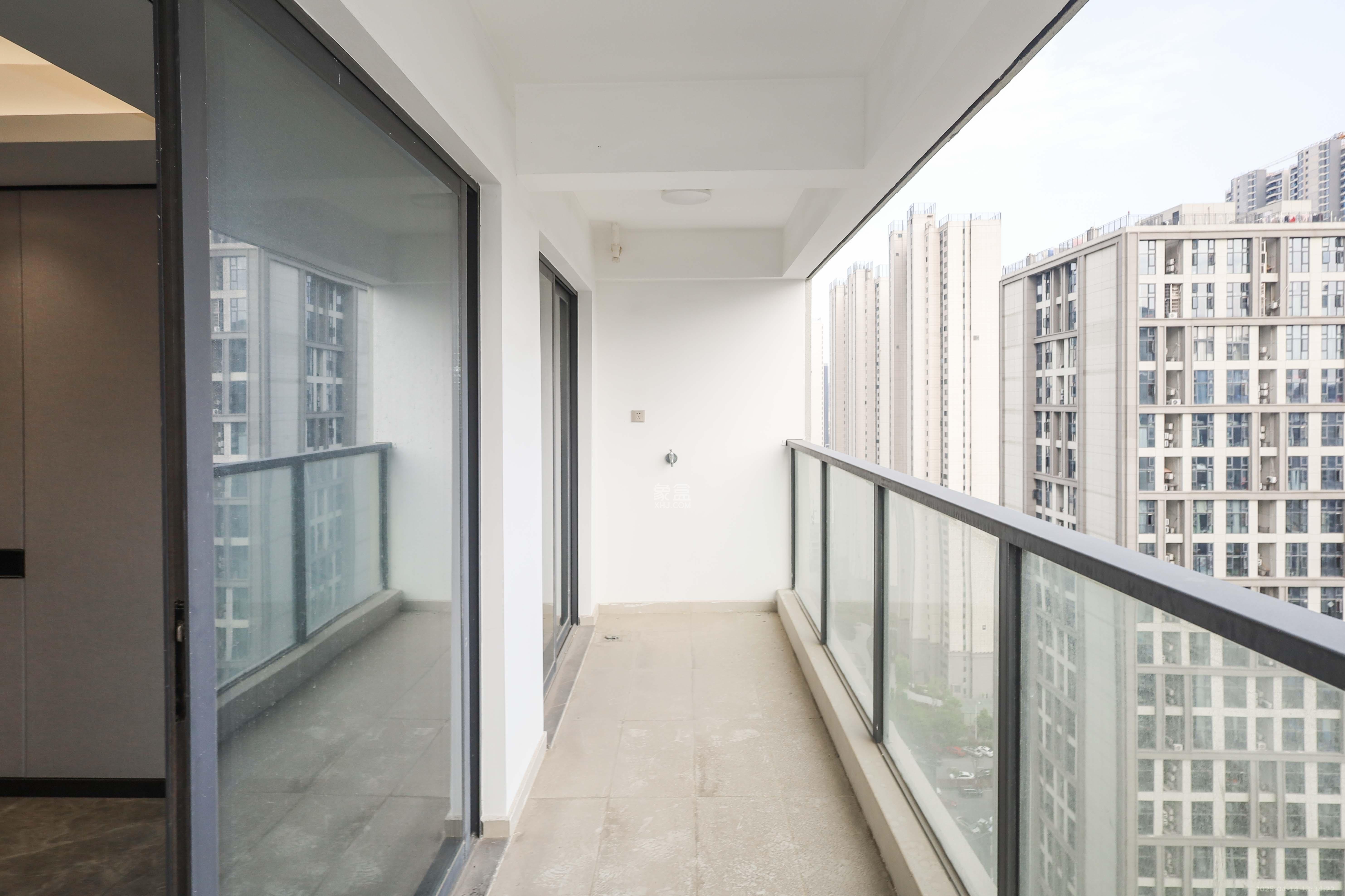 中国铁建湘语梅溪  3室2厅2卫   160.00万阳台
