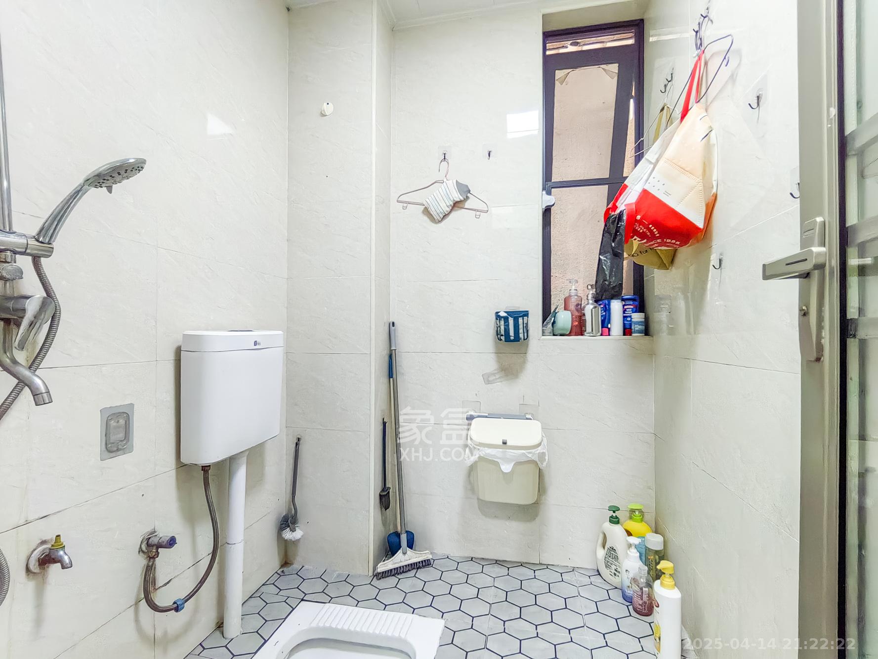 湖湾世景 3室2厅1卫 69.8万 湖湾世景 3室2厅1卫 69.8万卫生间