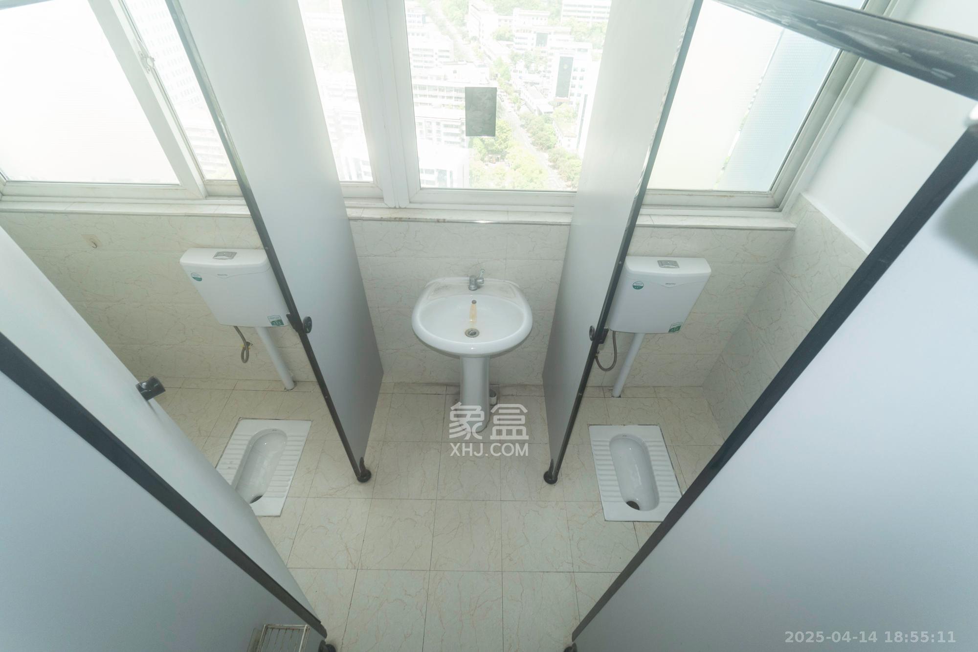 开源鑫阁 6室2厅3卫 108.0万 开源鑫阁 6室2厅3卫 108.0万卫生间