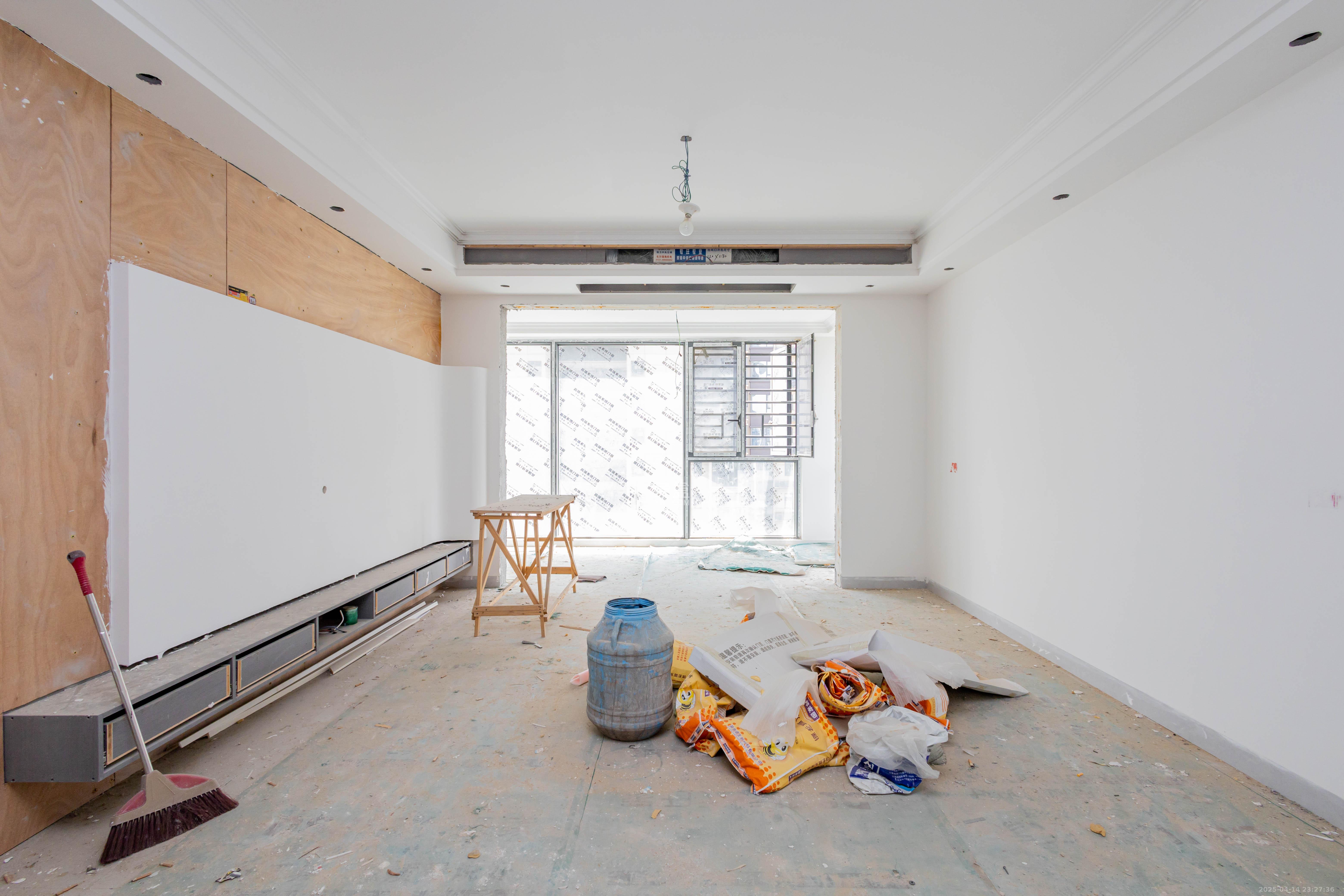 日盛湖湘花苑  3室2厅2卫    92.8万 日盛湖湘花苑  3室2厅2卫    92.8万客厅