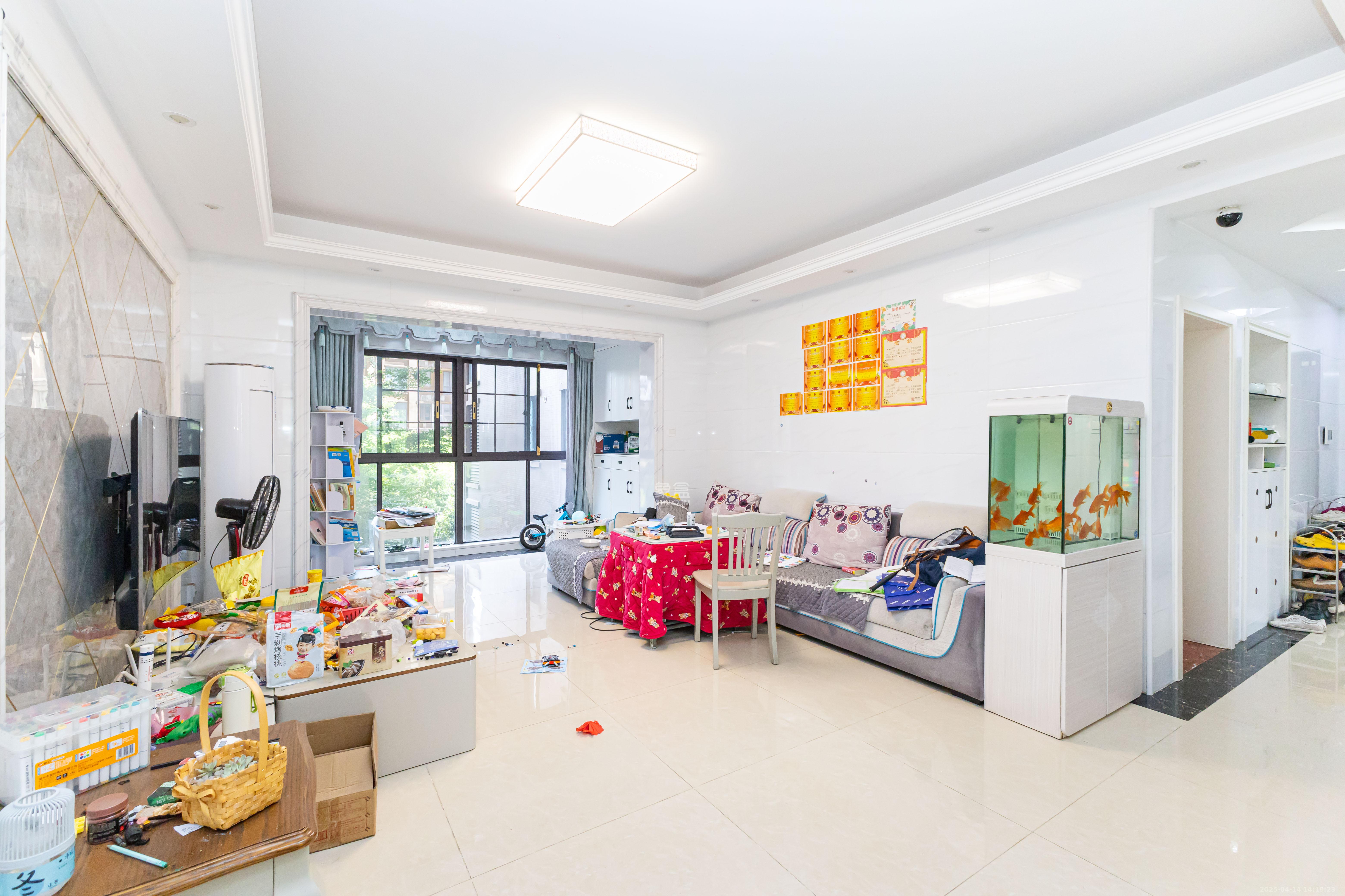 长燃新奥佳园  4室2厅2卫    99.8万 长燃新奥佳园  4室2厅2卫    99.8万客厅