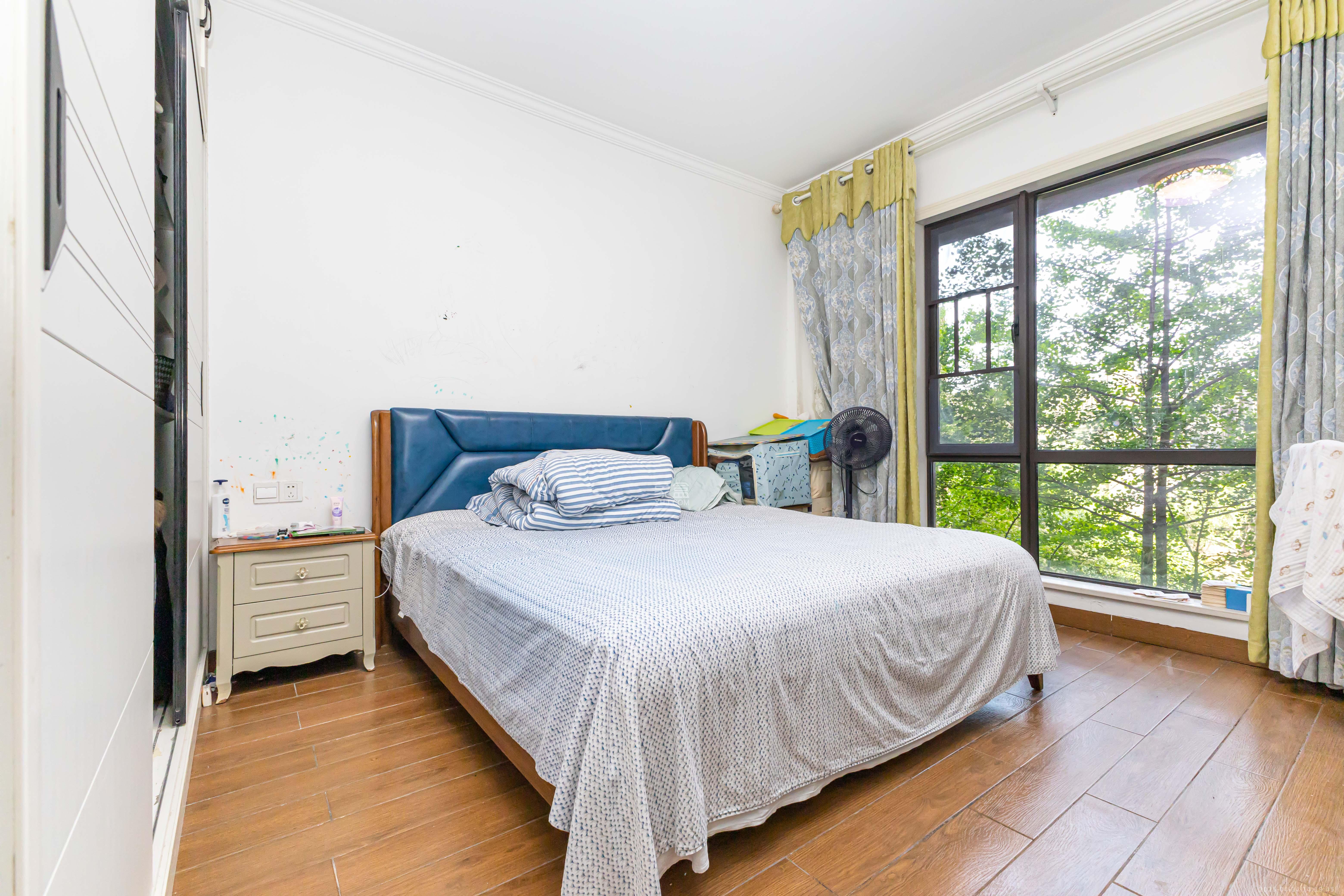 长燃新奥佳园  4室2厅2卫    99.8万 长燃新奥佳园  4室2厅2卫    99.8万卧室