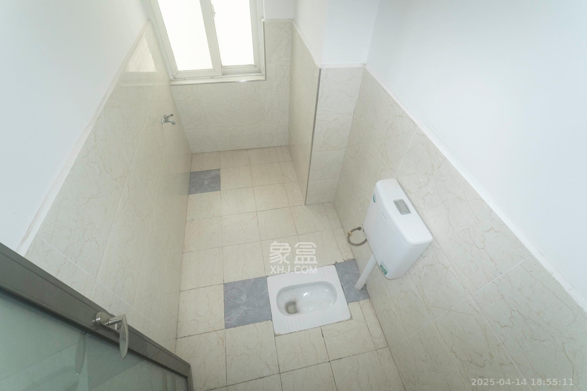 开源鑫阁 6室2厅3卫 108.0万 开源鑫阁 6室2厅3卫 108.0万卫生间