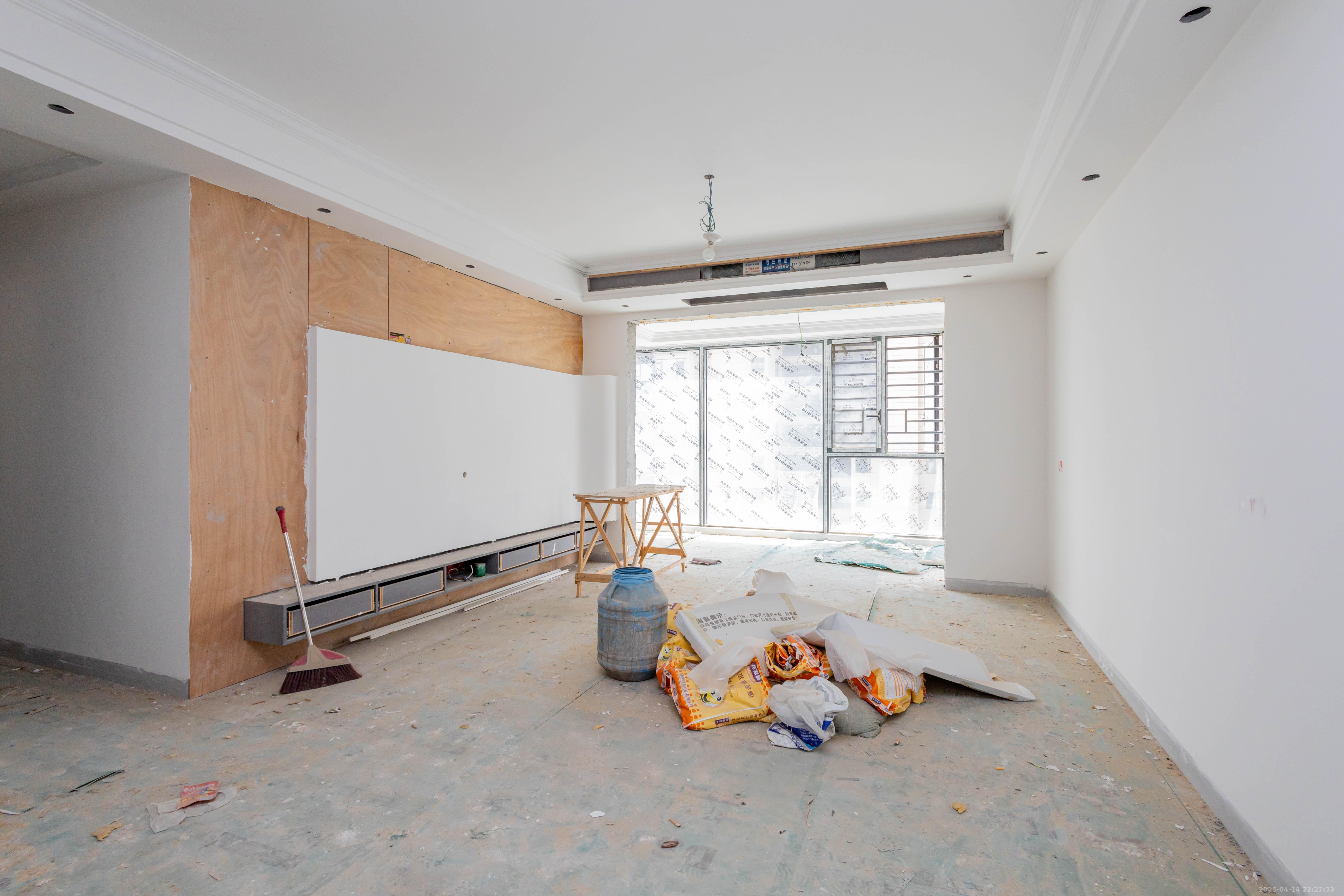 日盛湖湘花苑  3室2厅2卫    92.8万 日盛湖湘花苑  3室2厅2卫    92.8万客厅