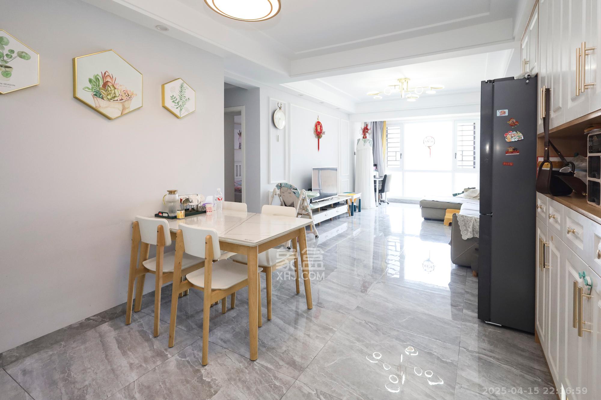 福晟钱隆国际(晟冉景苑)  3室2厅2卫    99.0万 福晟钱隆国际(晟冉景苑)  3室2厅2卫    99.0万客厅